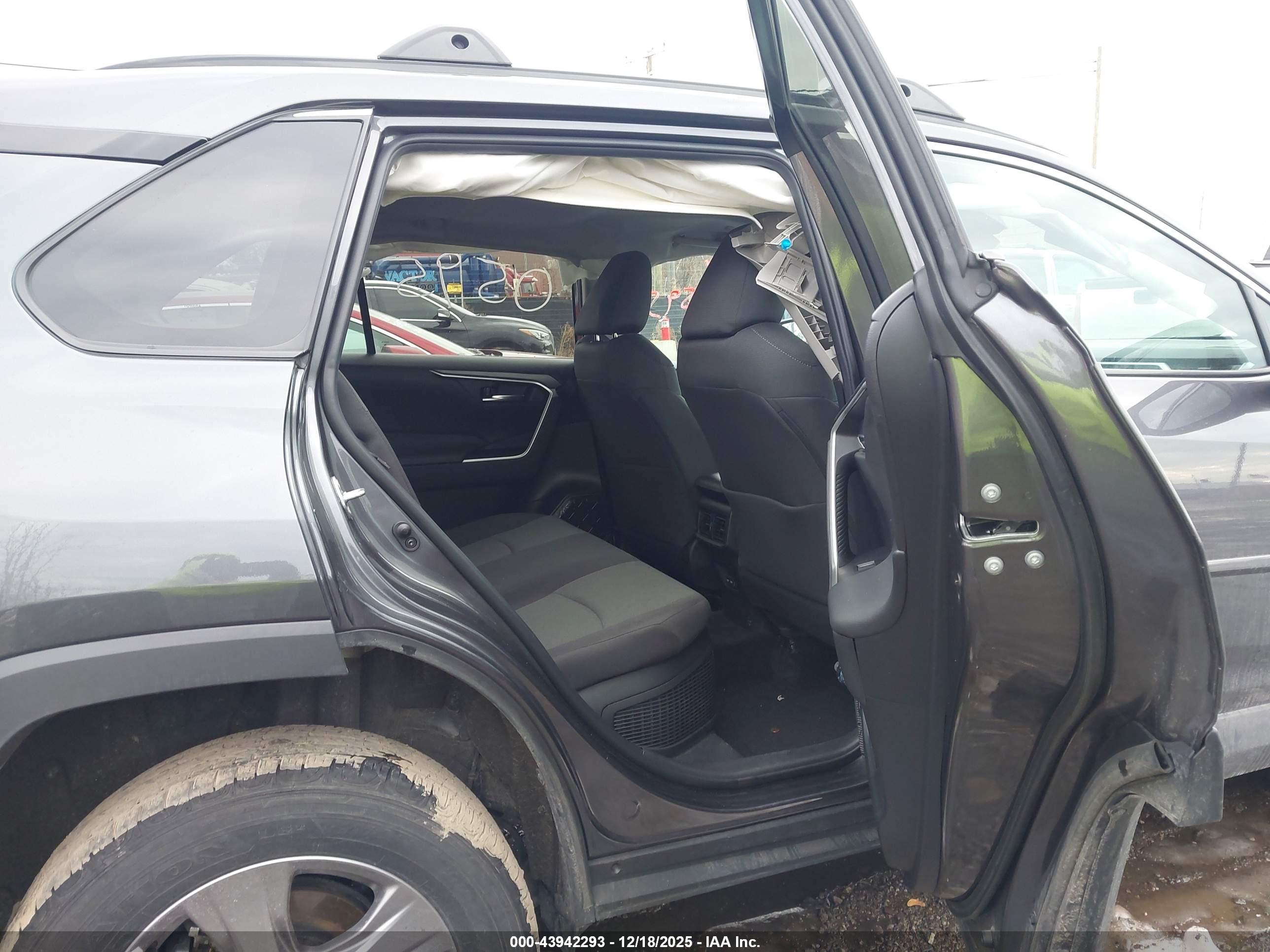 TOYOTA RAV4 image 8