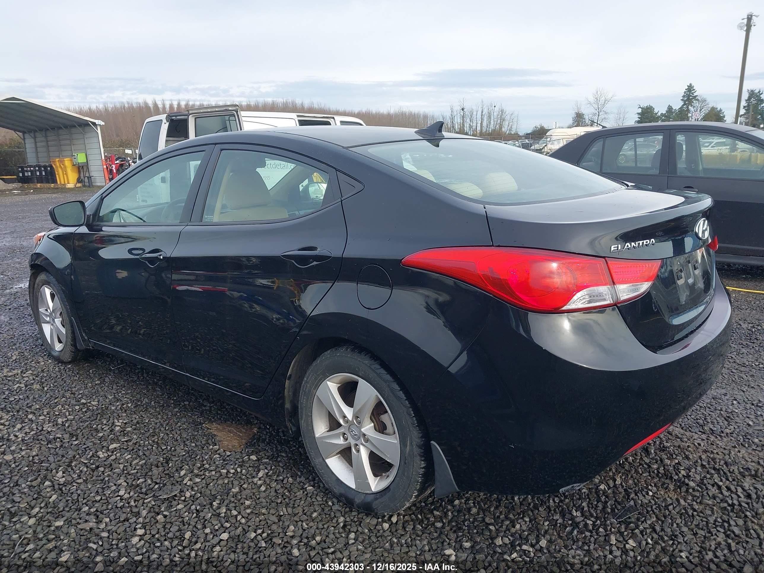 HYUNDAI ELANTRA image 3