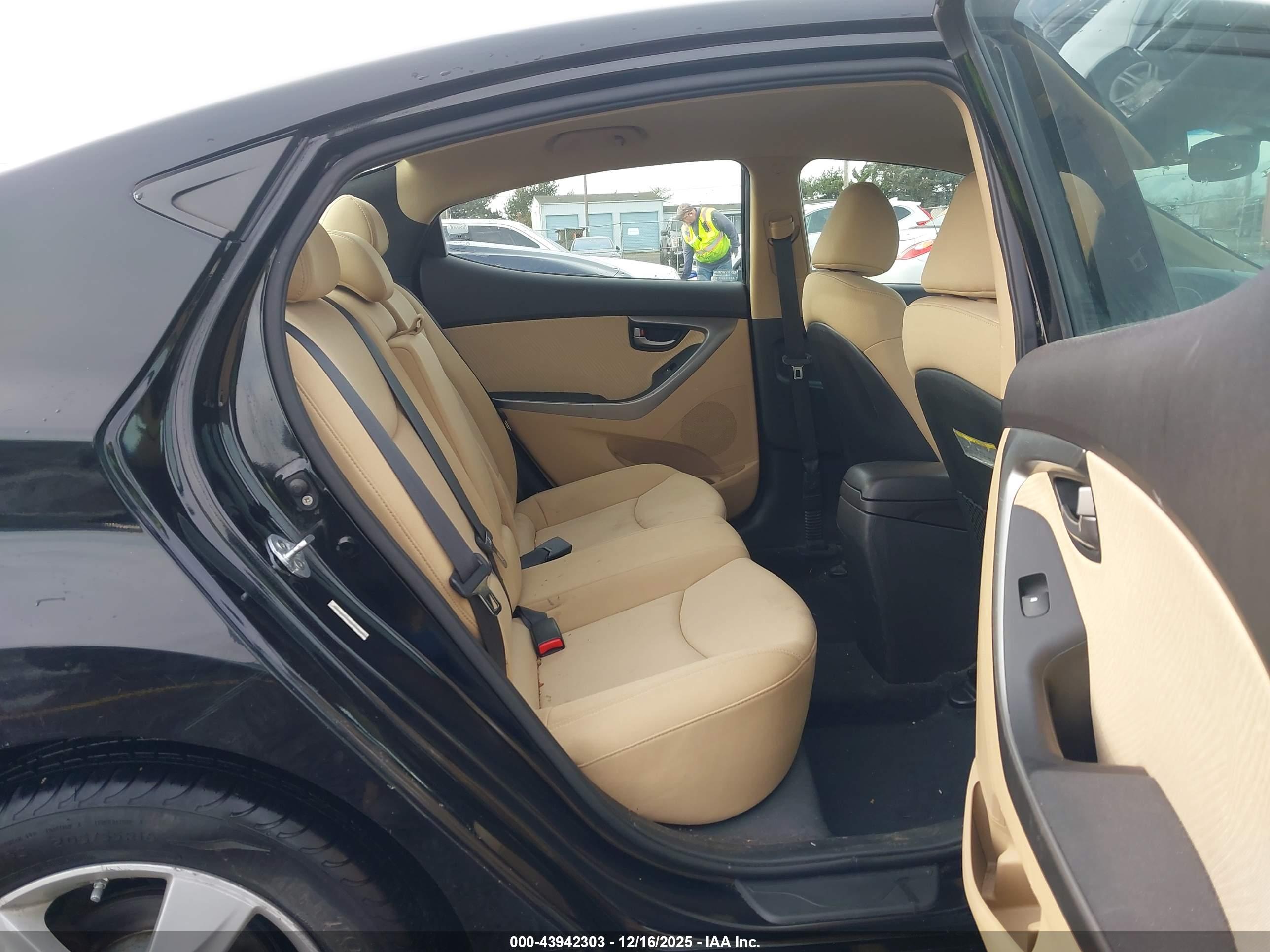 HYUNDAI ELANTRA image 8