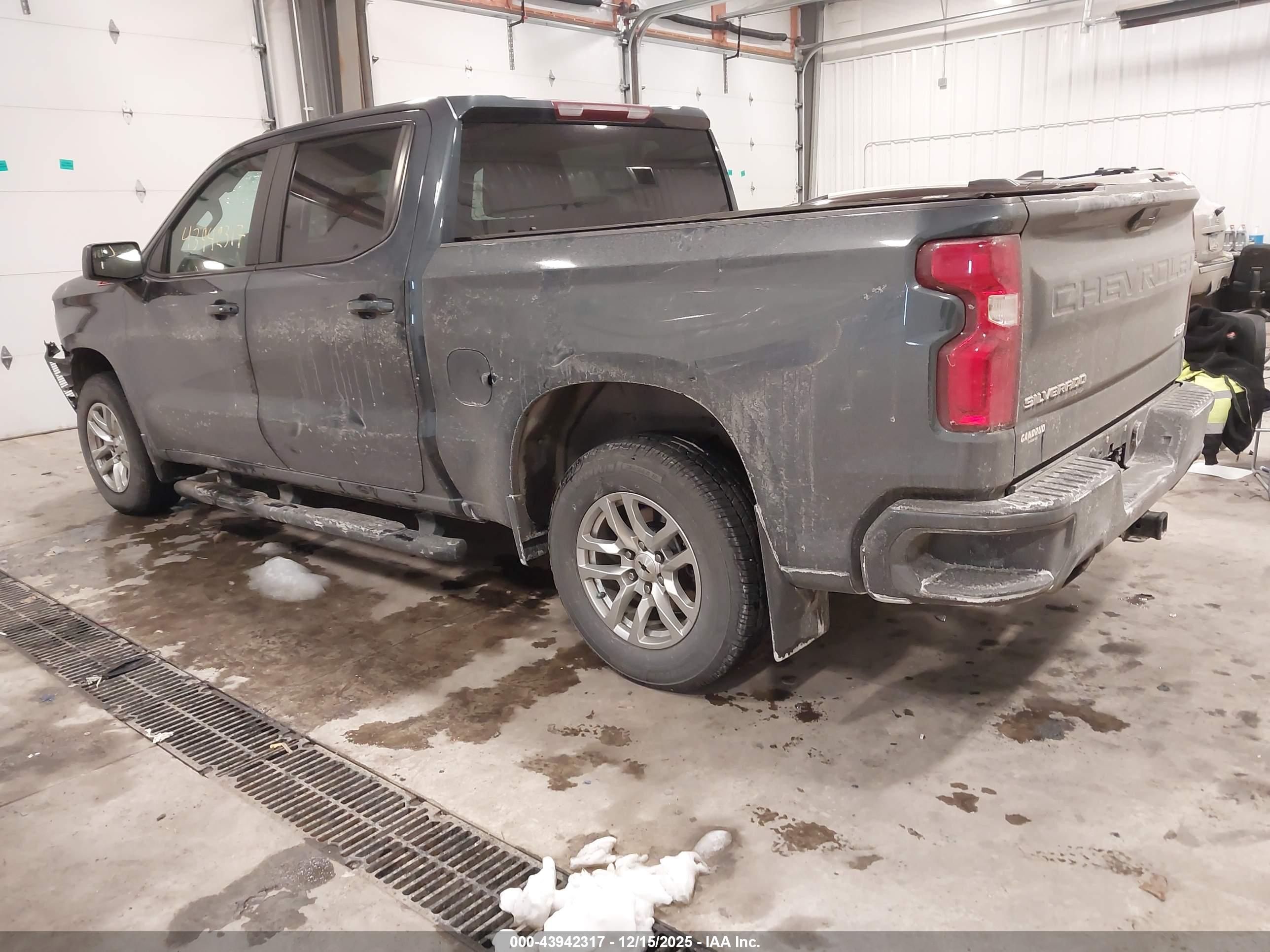 CHEVROLET SILVERADO image 3