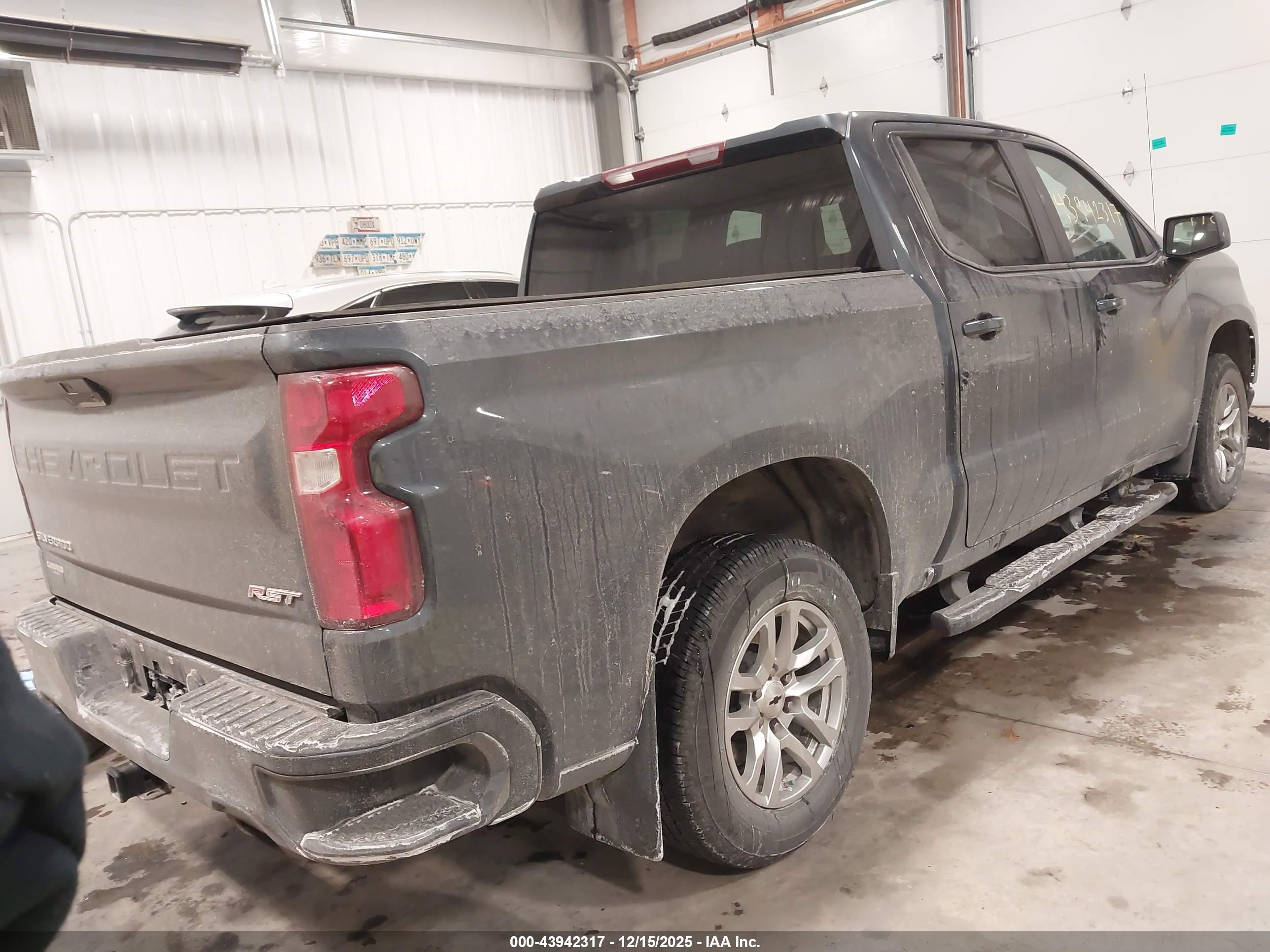 CHEVROLET SILVERADO image 4