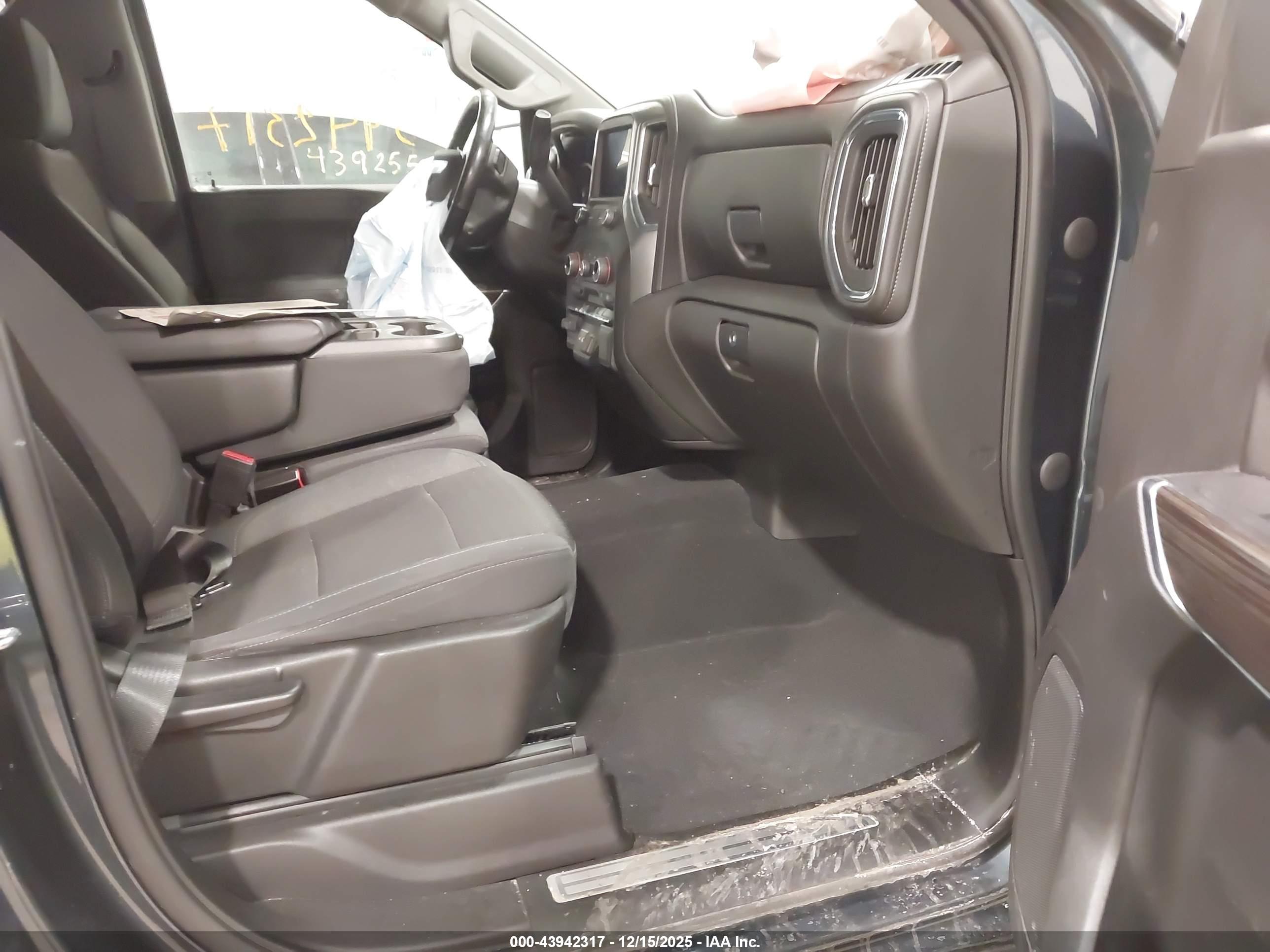 CHEVROLET SILVERADO image 5