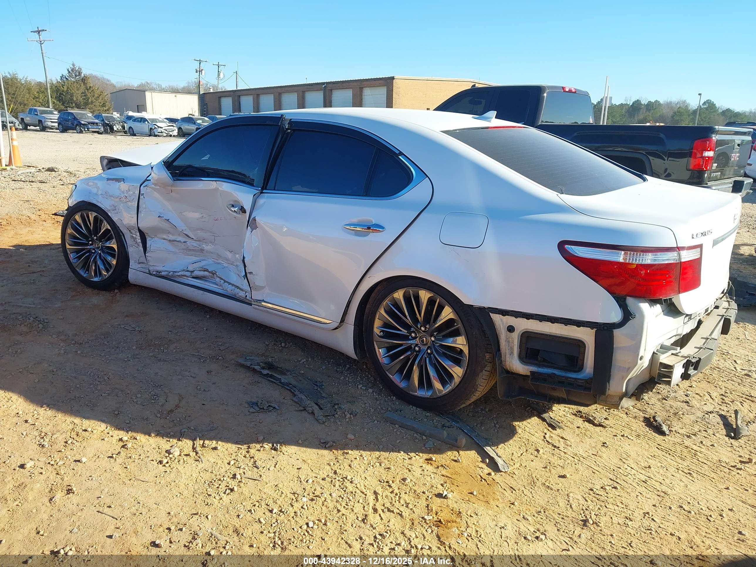 LEXUS LS image 3
