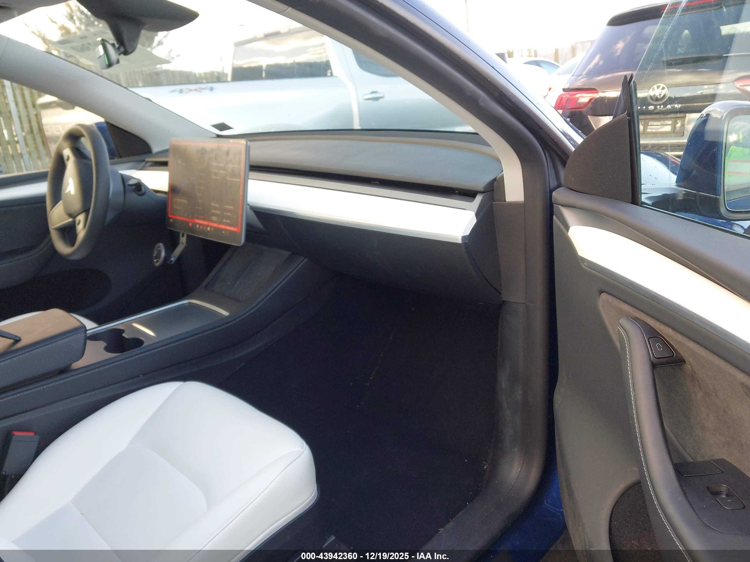 TESLA MODEL image 5