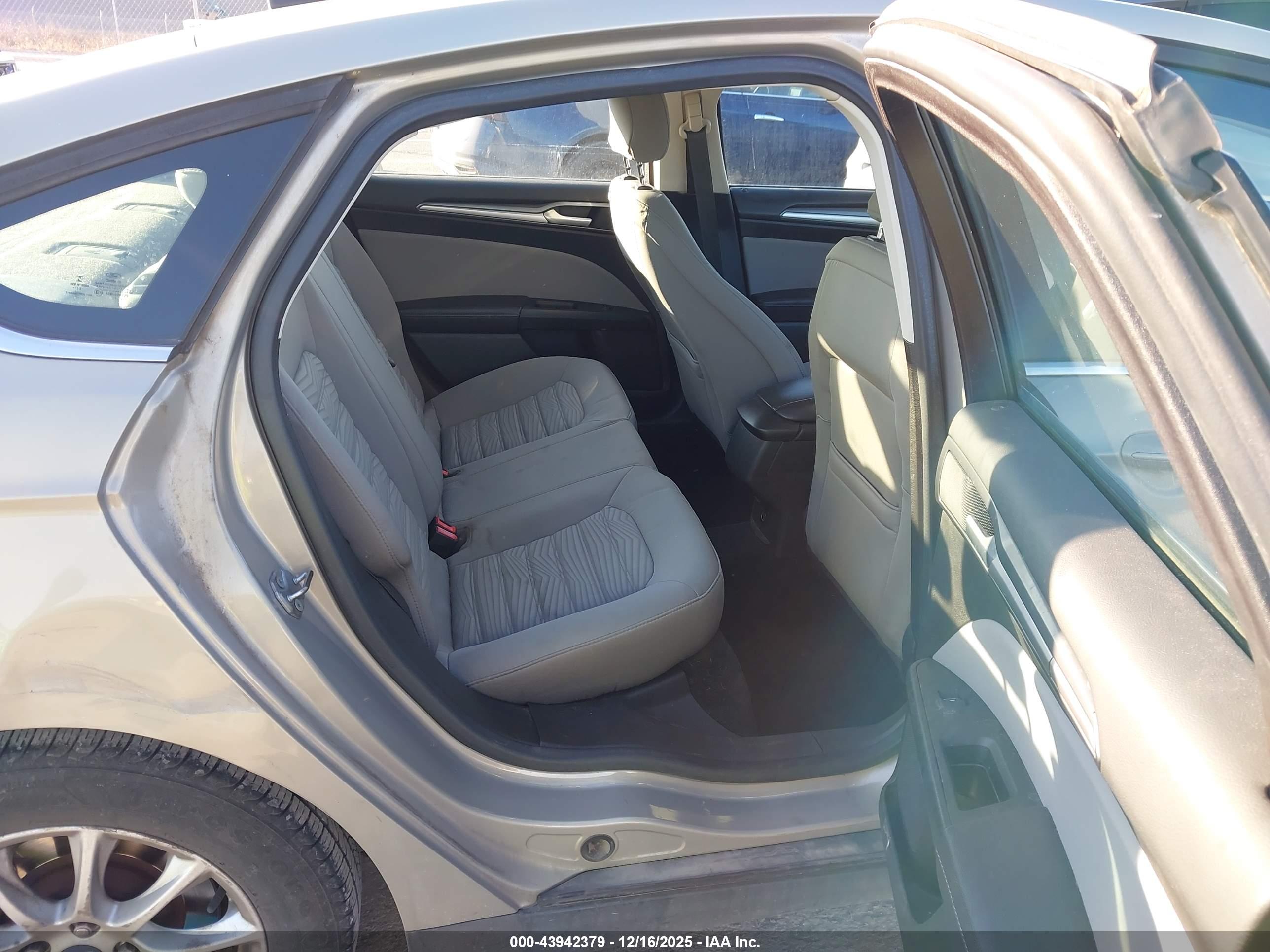 FORD FUSION image 8