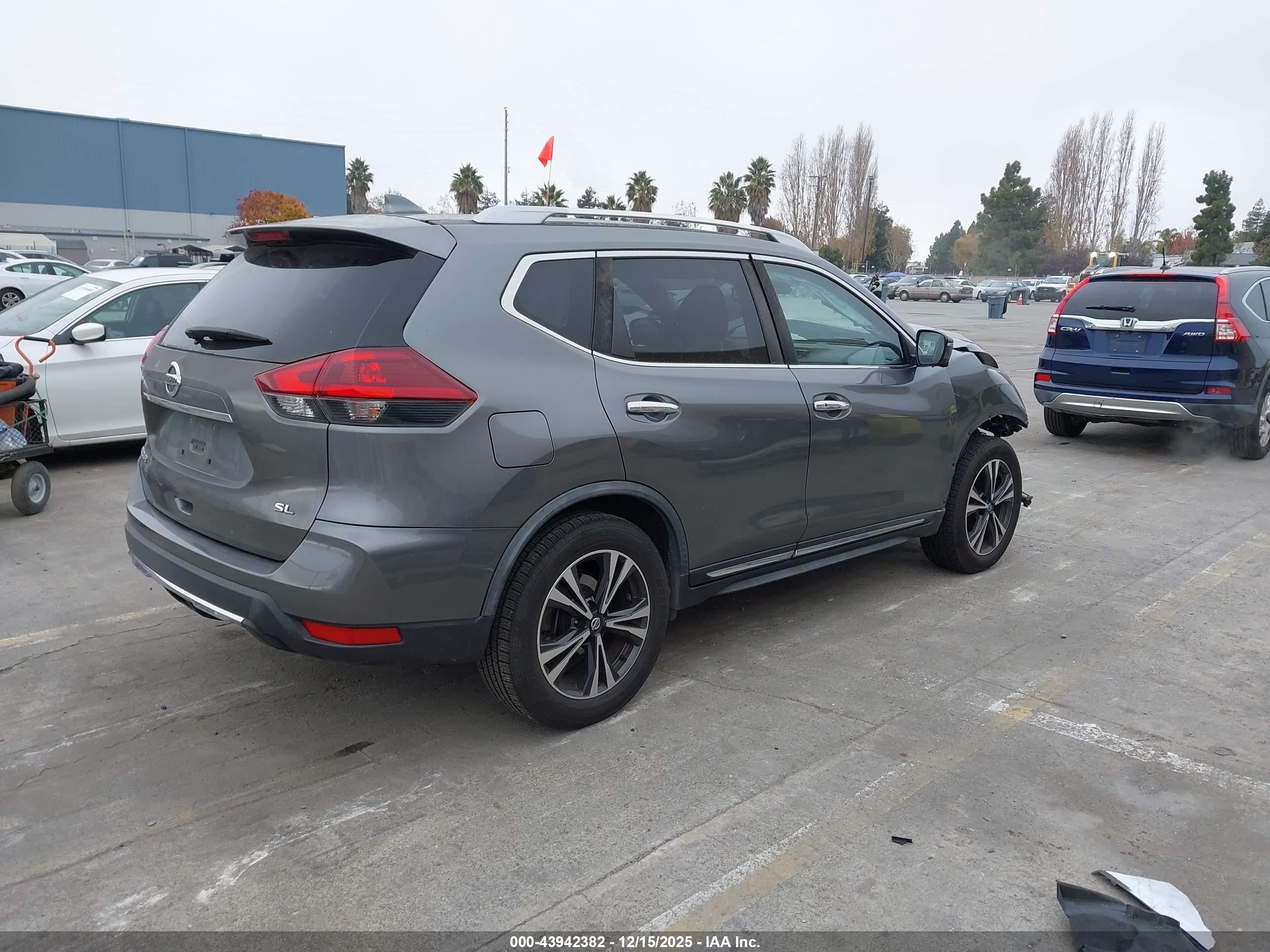 NISSAN ROGUE image 4