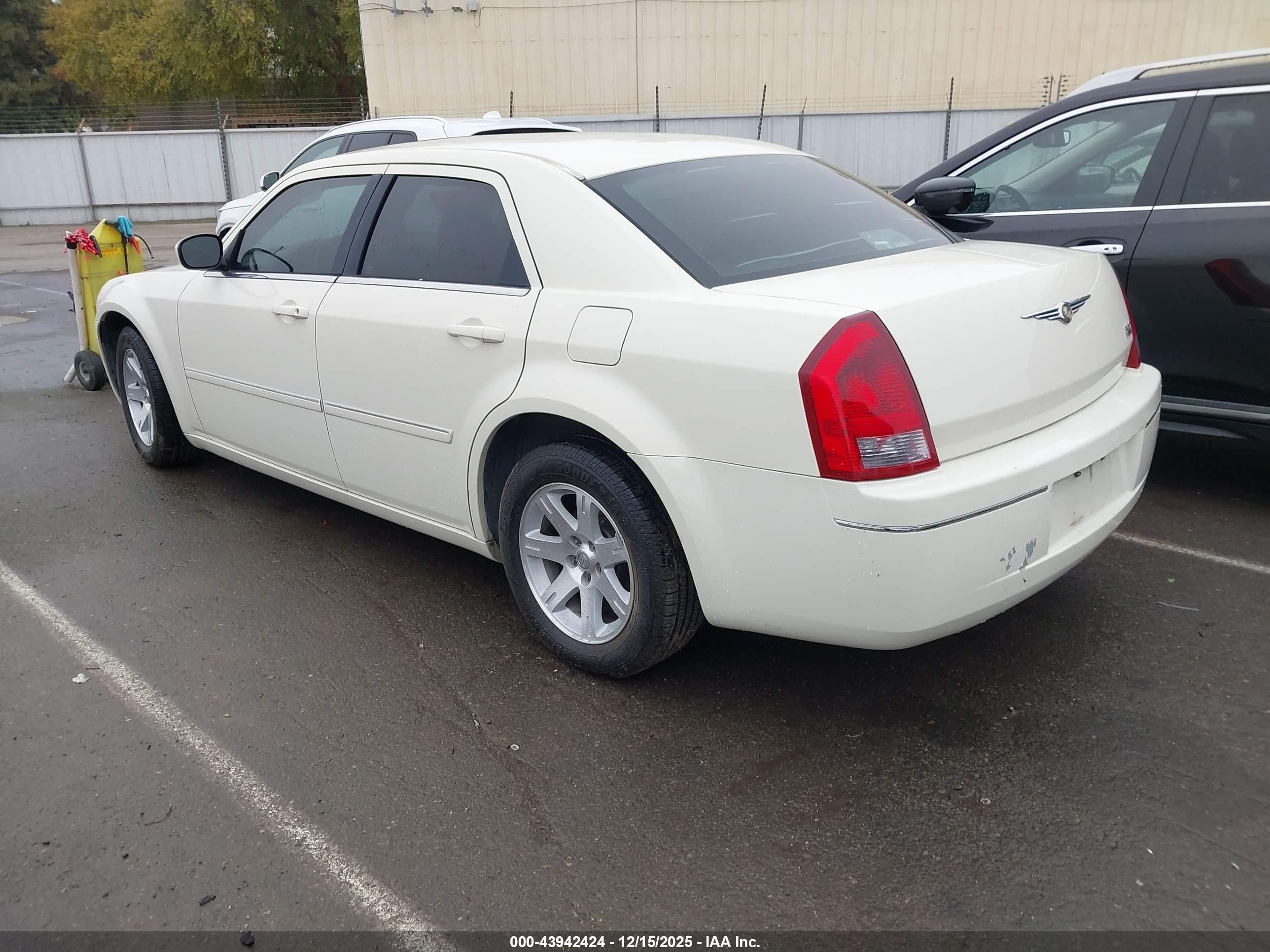 CHRYSLER 300 image 3