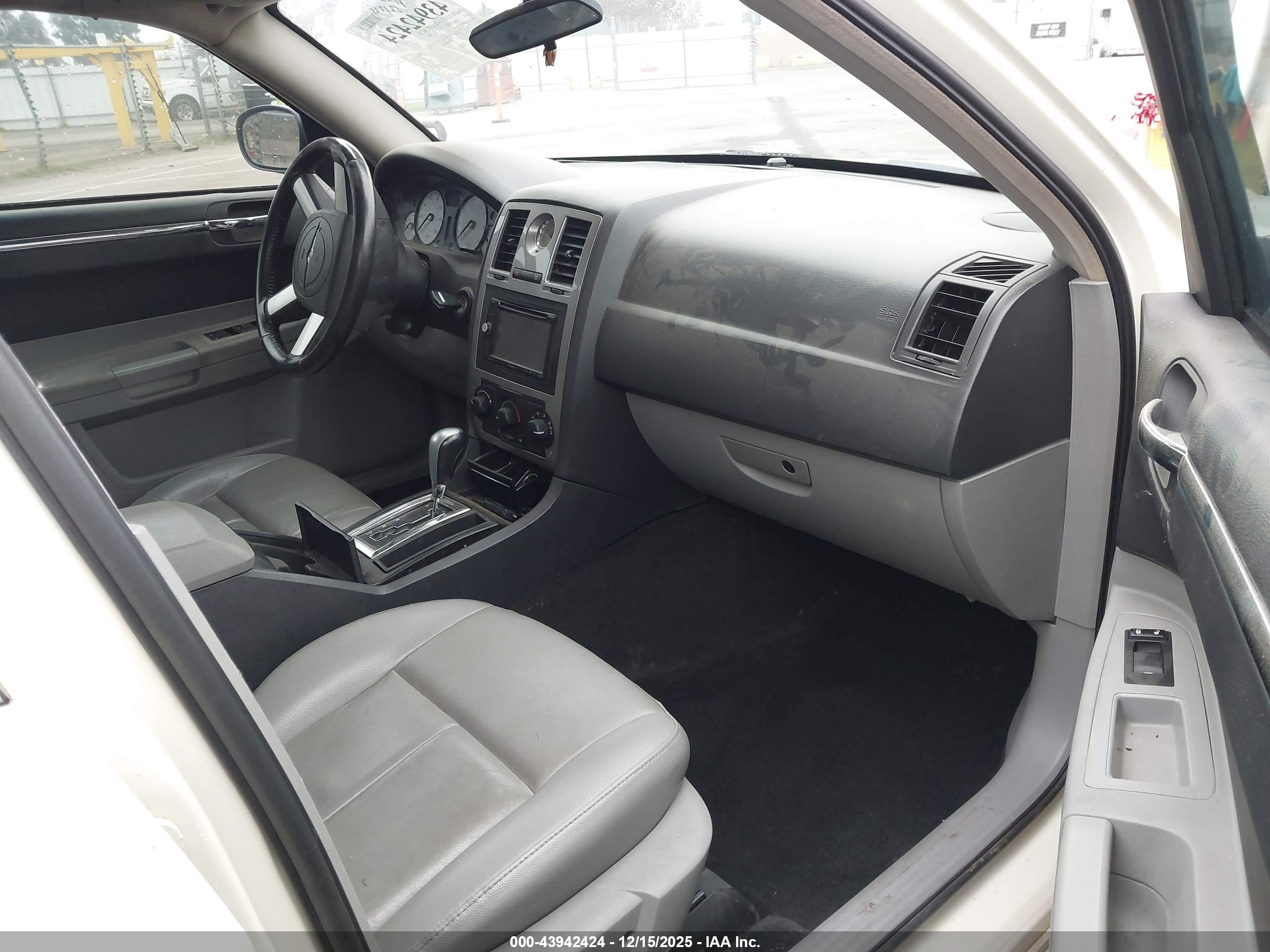 CHRYSLER 300 image 5