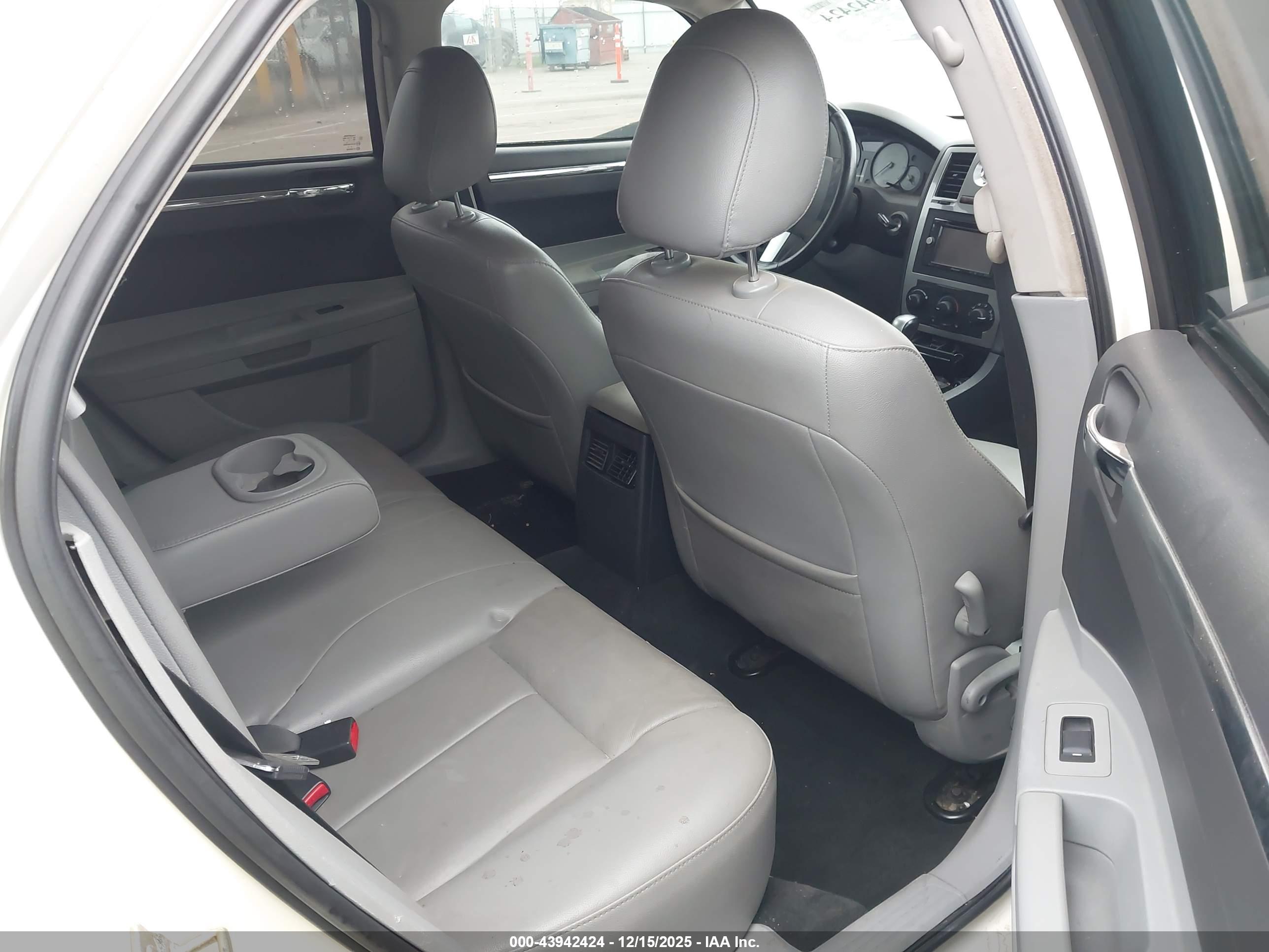 CHRYSLER 300 image 8