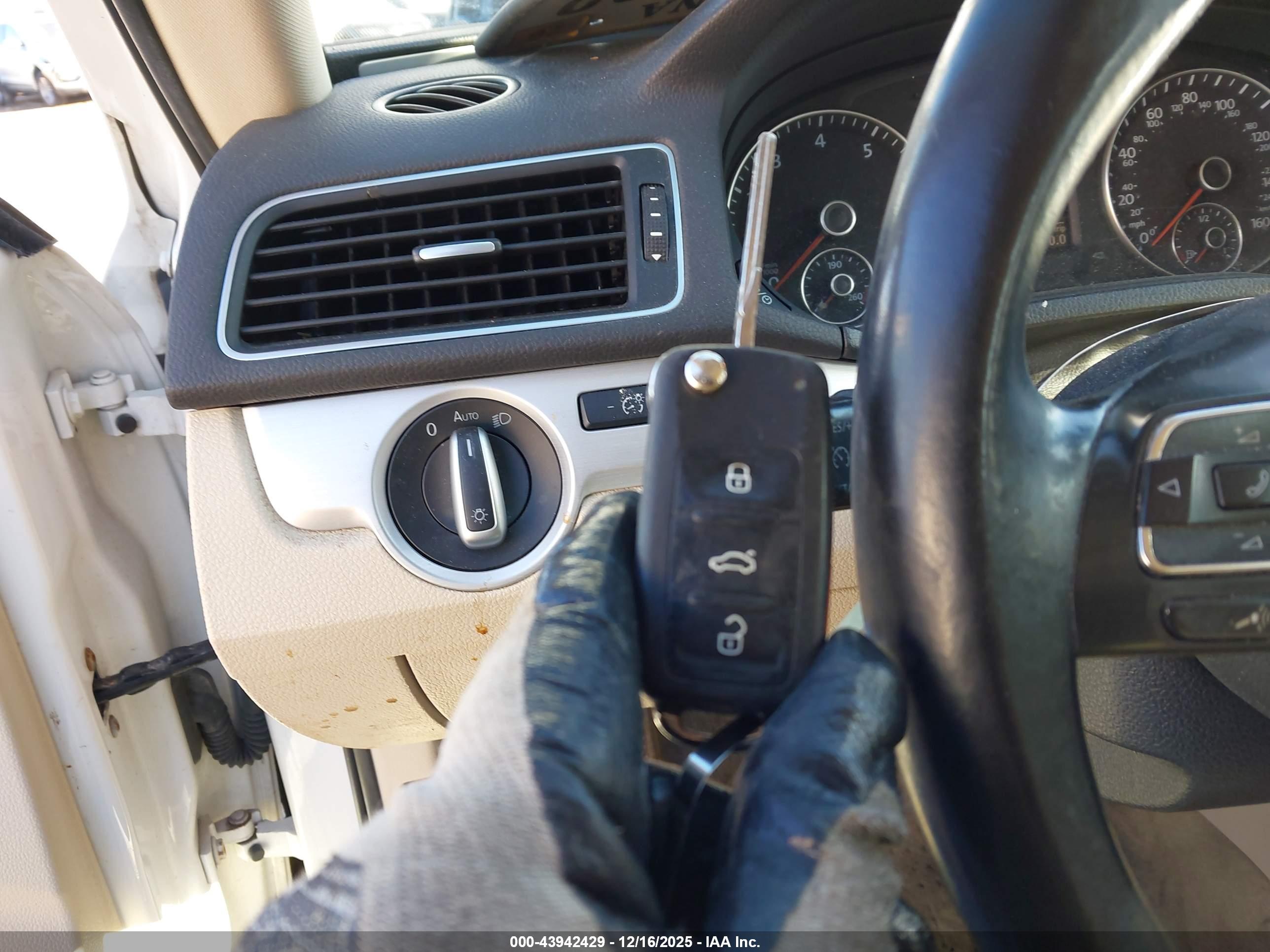 VOLKSWAGEN PASSAT image 11