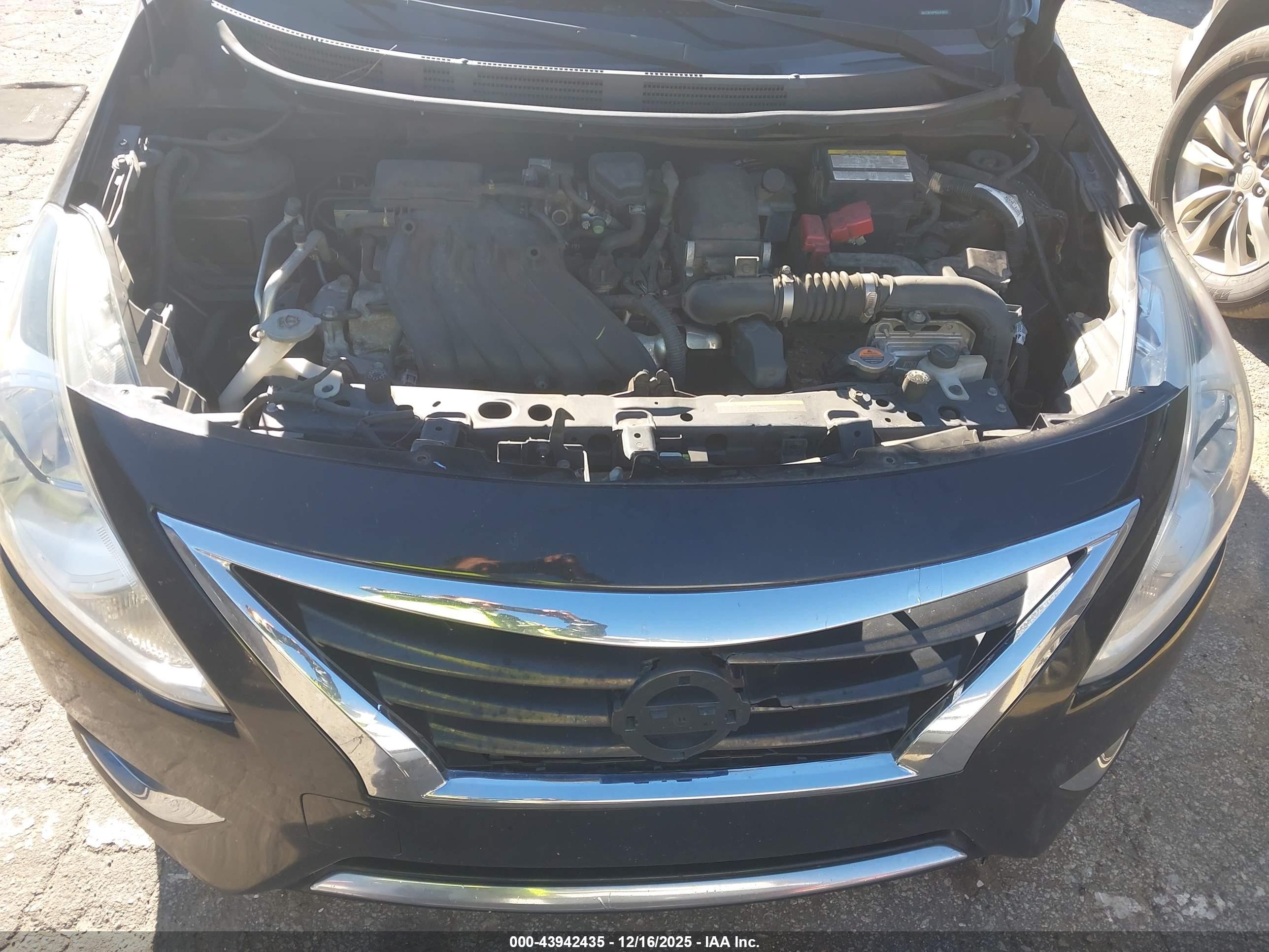 NISSAN VERSA image 10