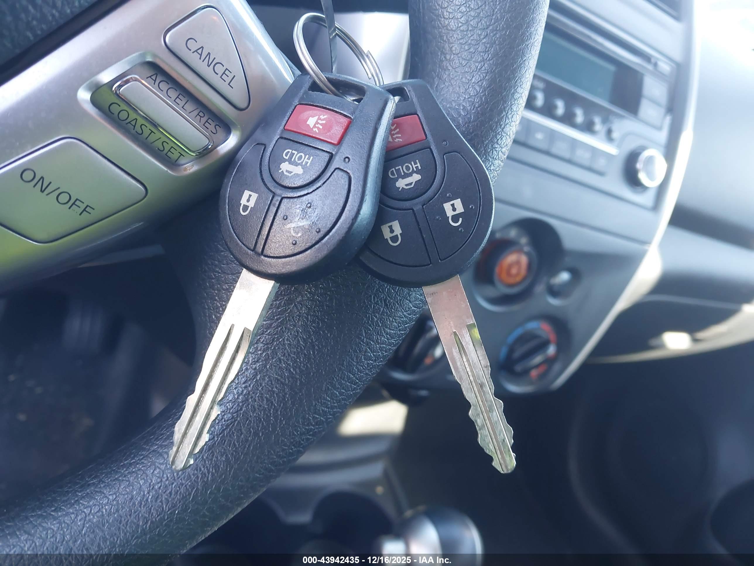 NISSAN VERSA image 11
