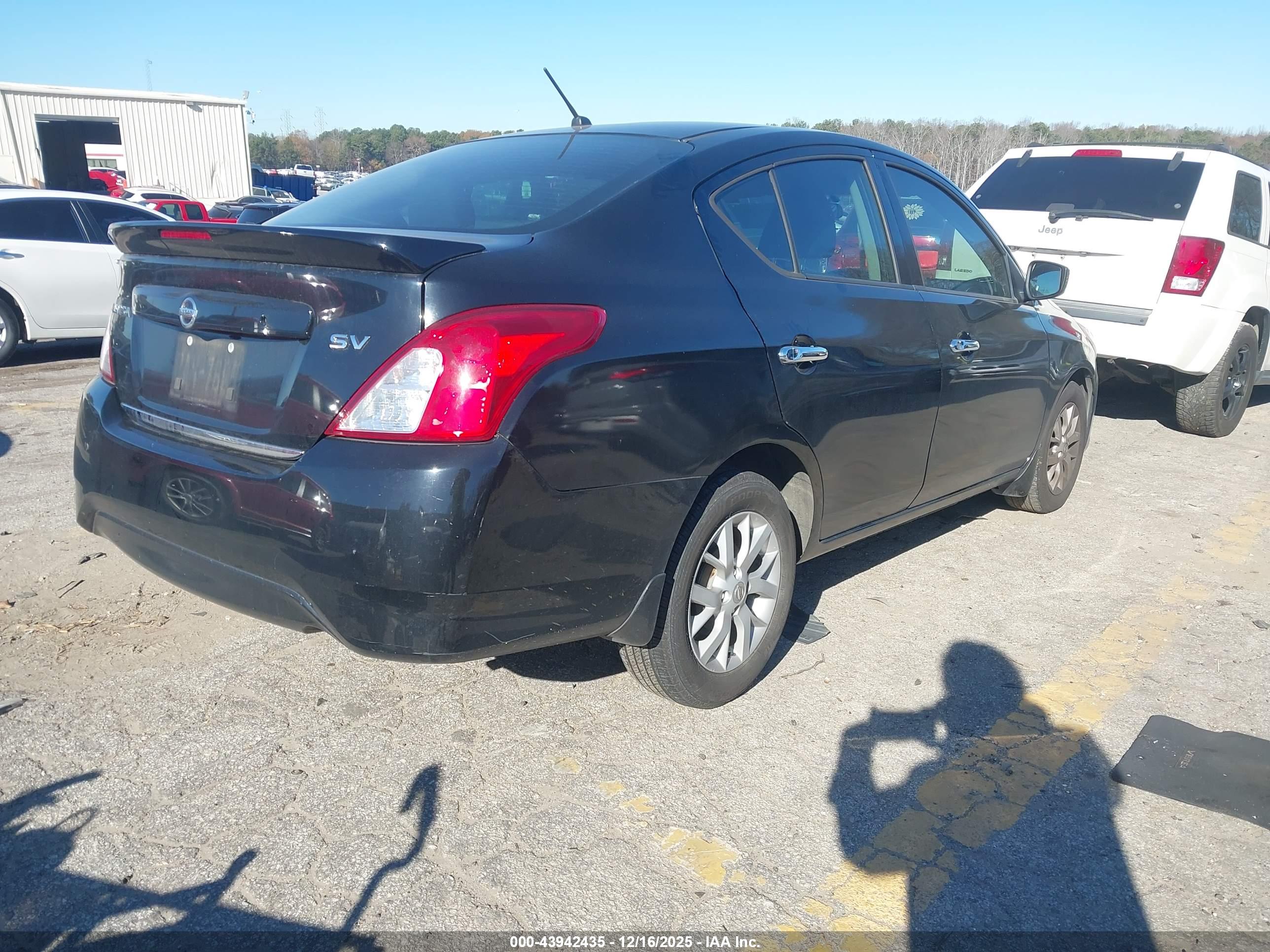 NISSAN VERSA image 4