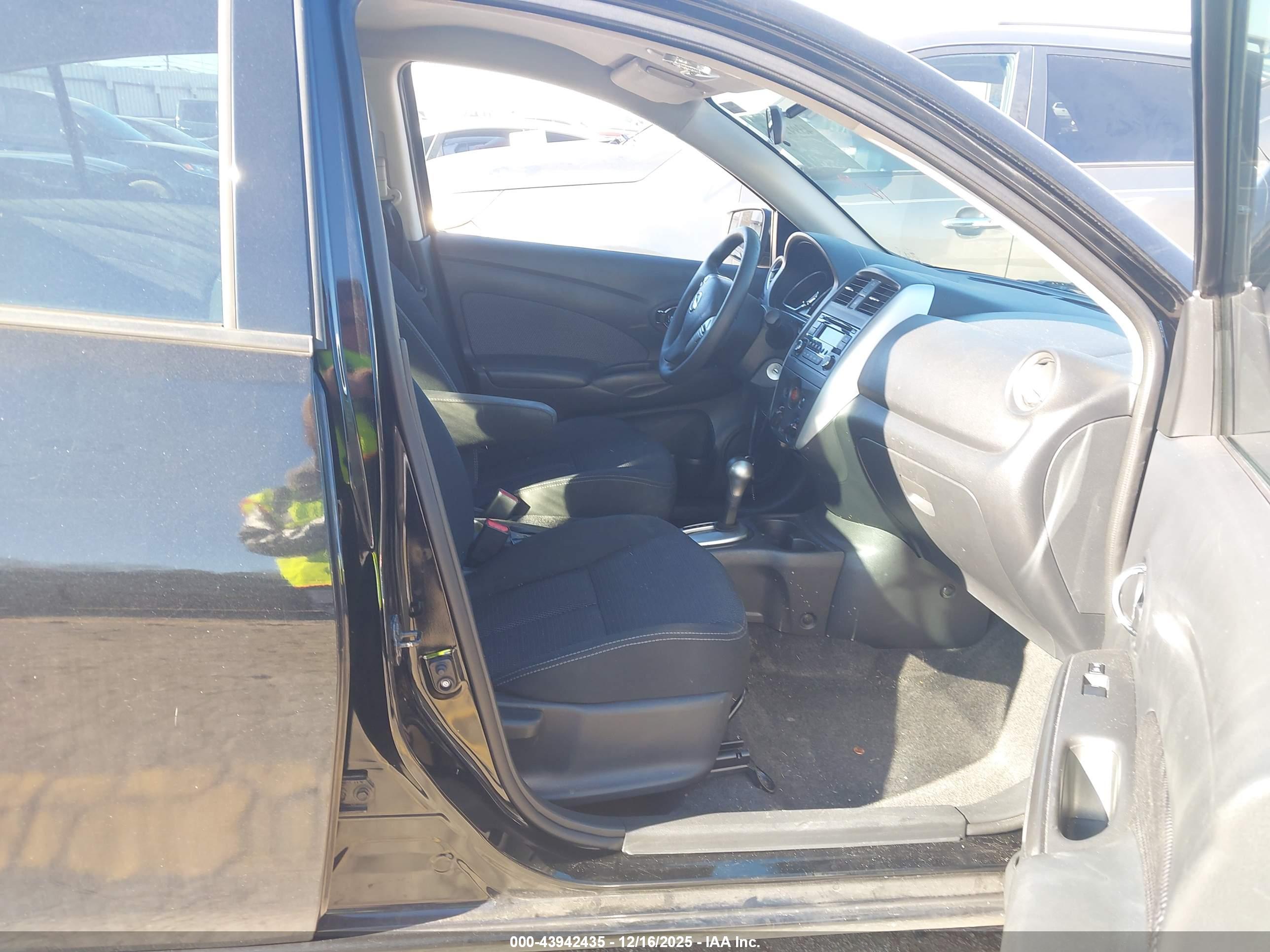 NISSAN VERSA image 5