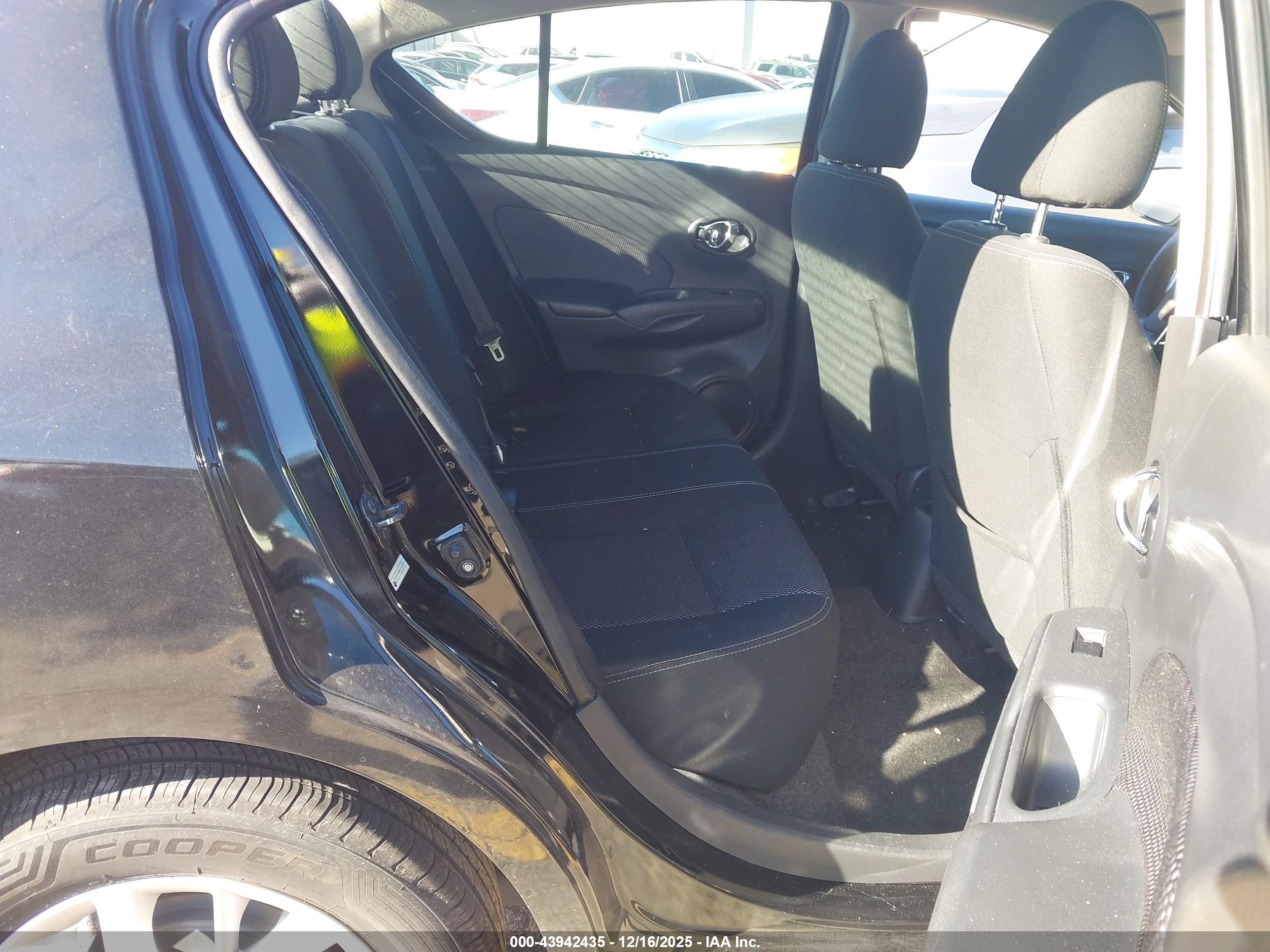 NISSAN VERSA image 8