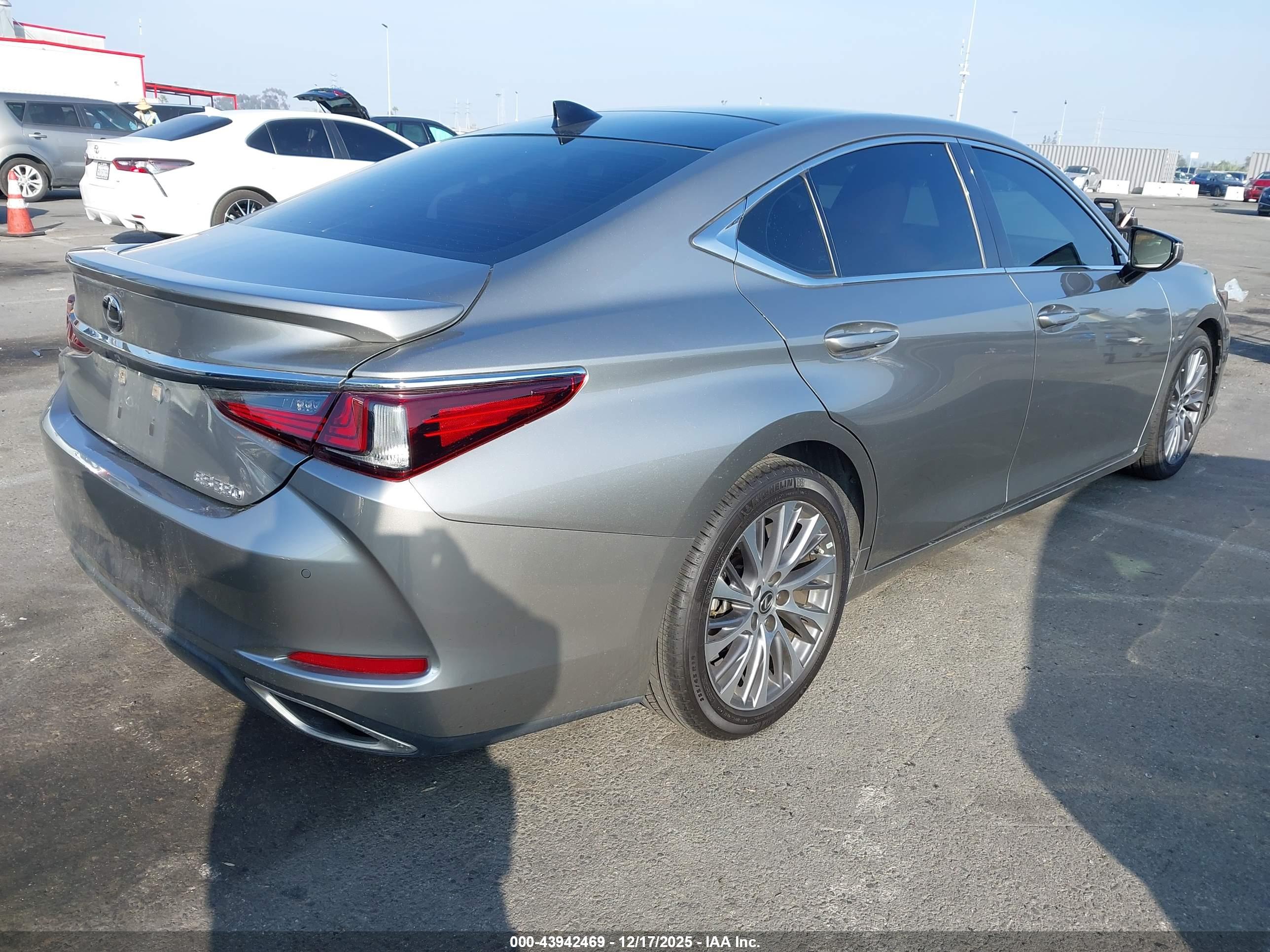 LEXUS ES image 4