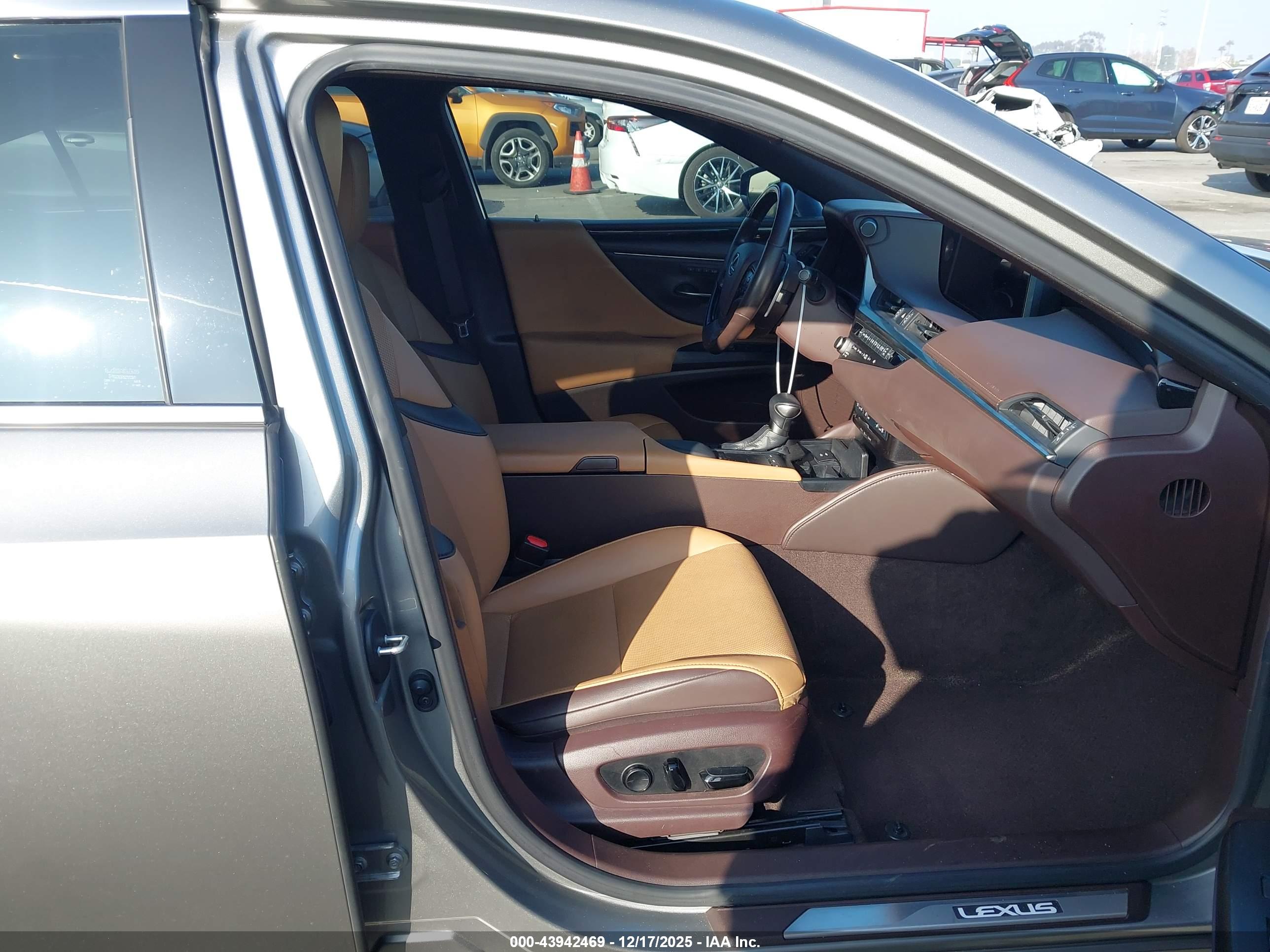 LEXUS ES image 5