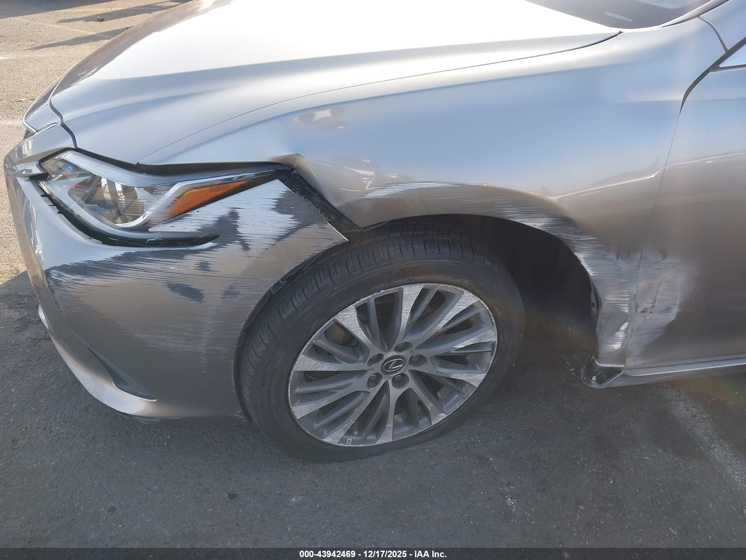 LEXUS ES image 6