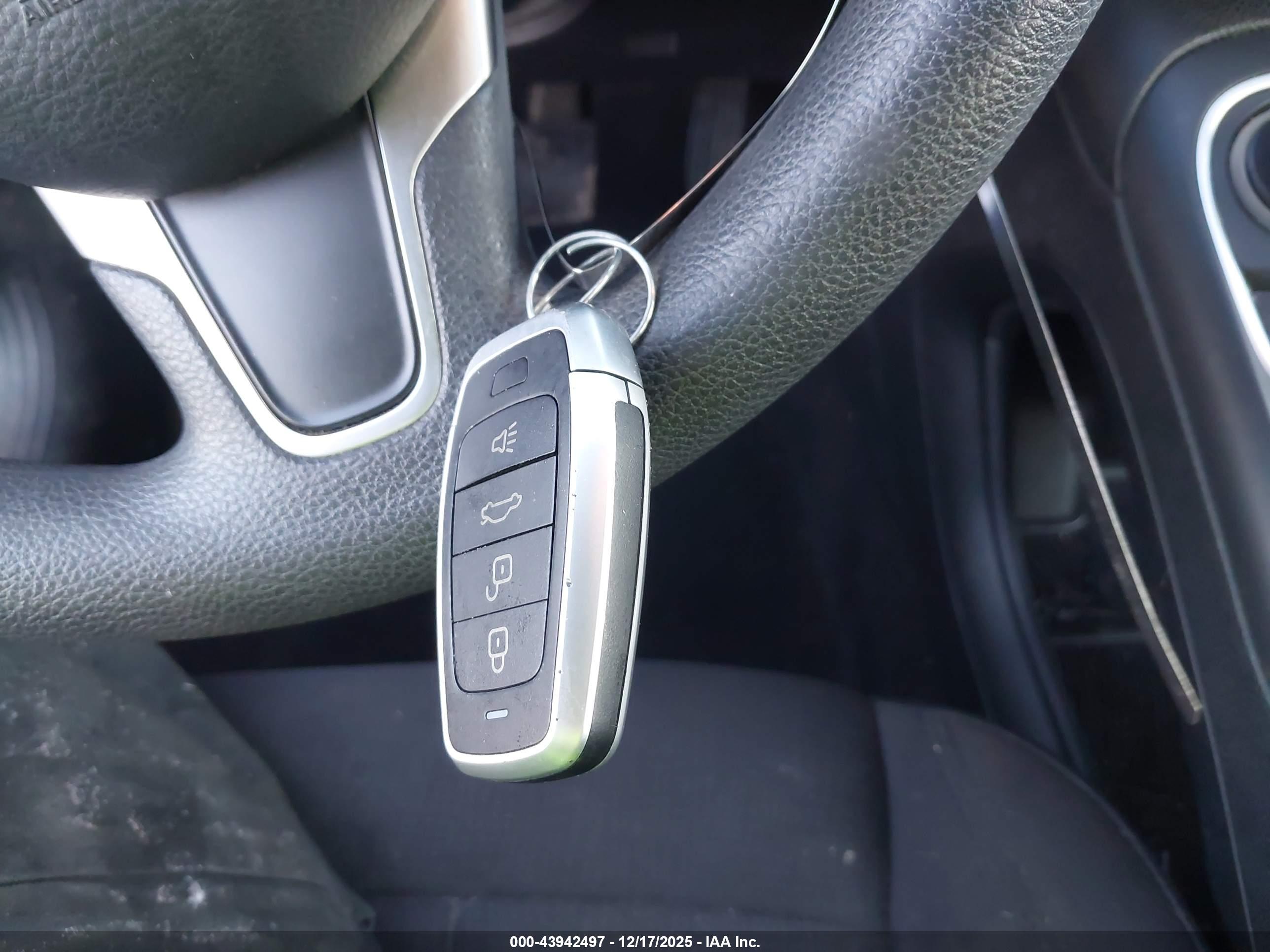 CHRYSLER 200 image 11