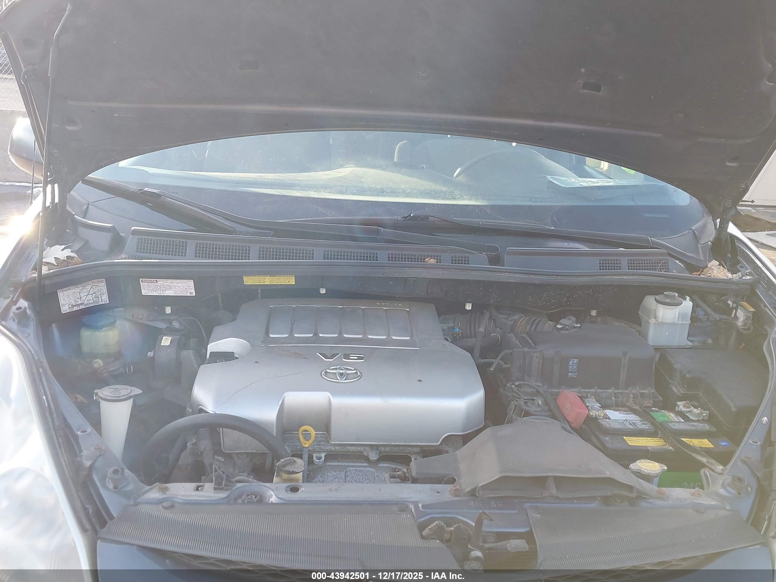 TOYOTA SIENNA image 10