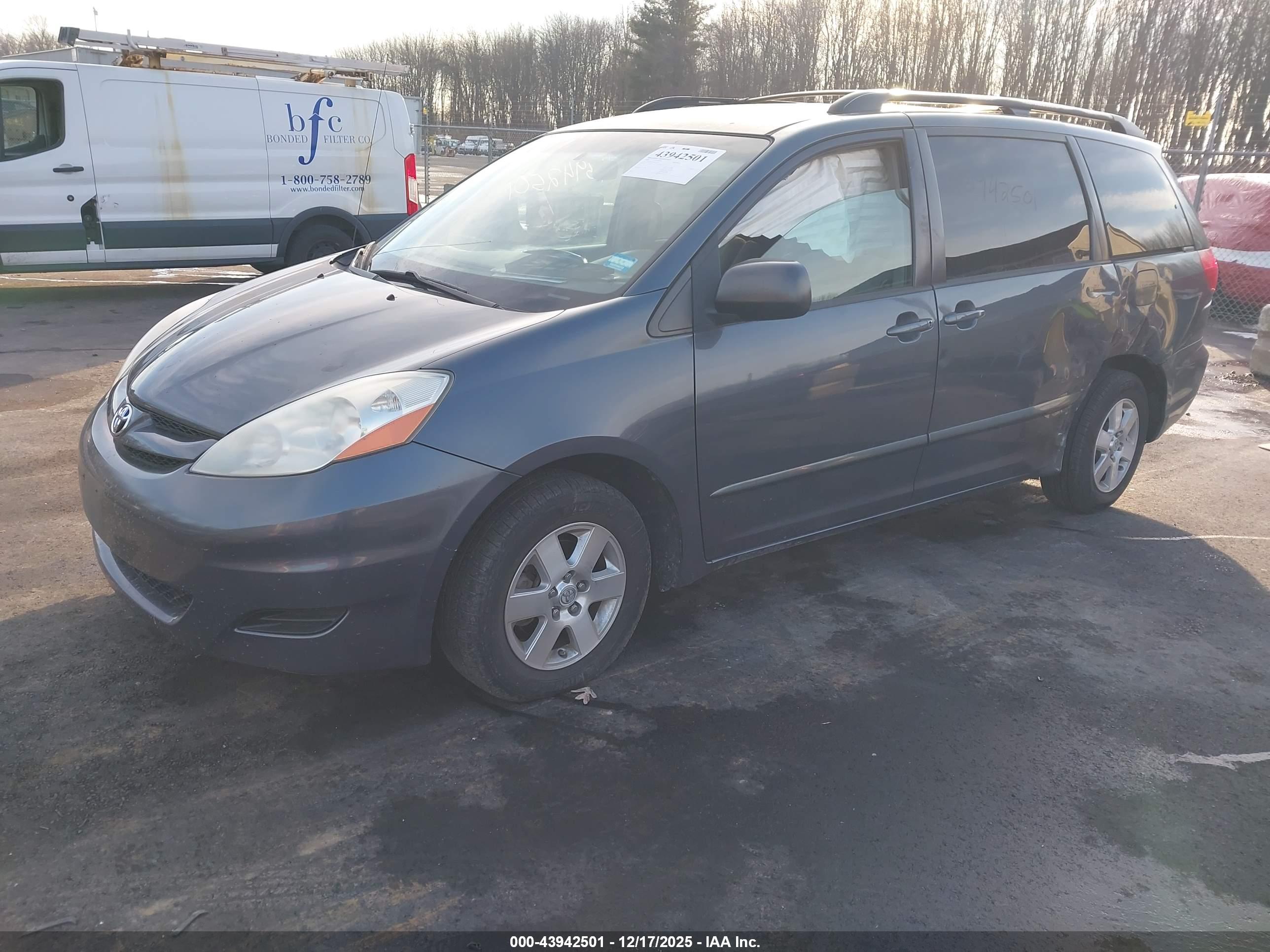 TOYOTA SIENNA image 2