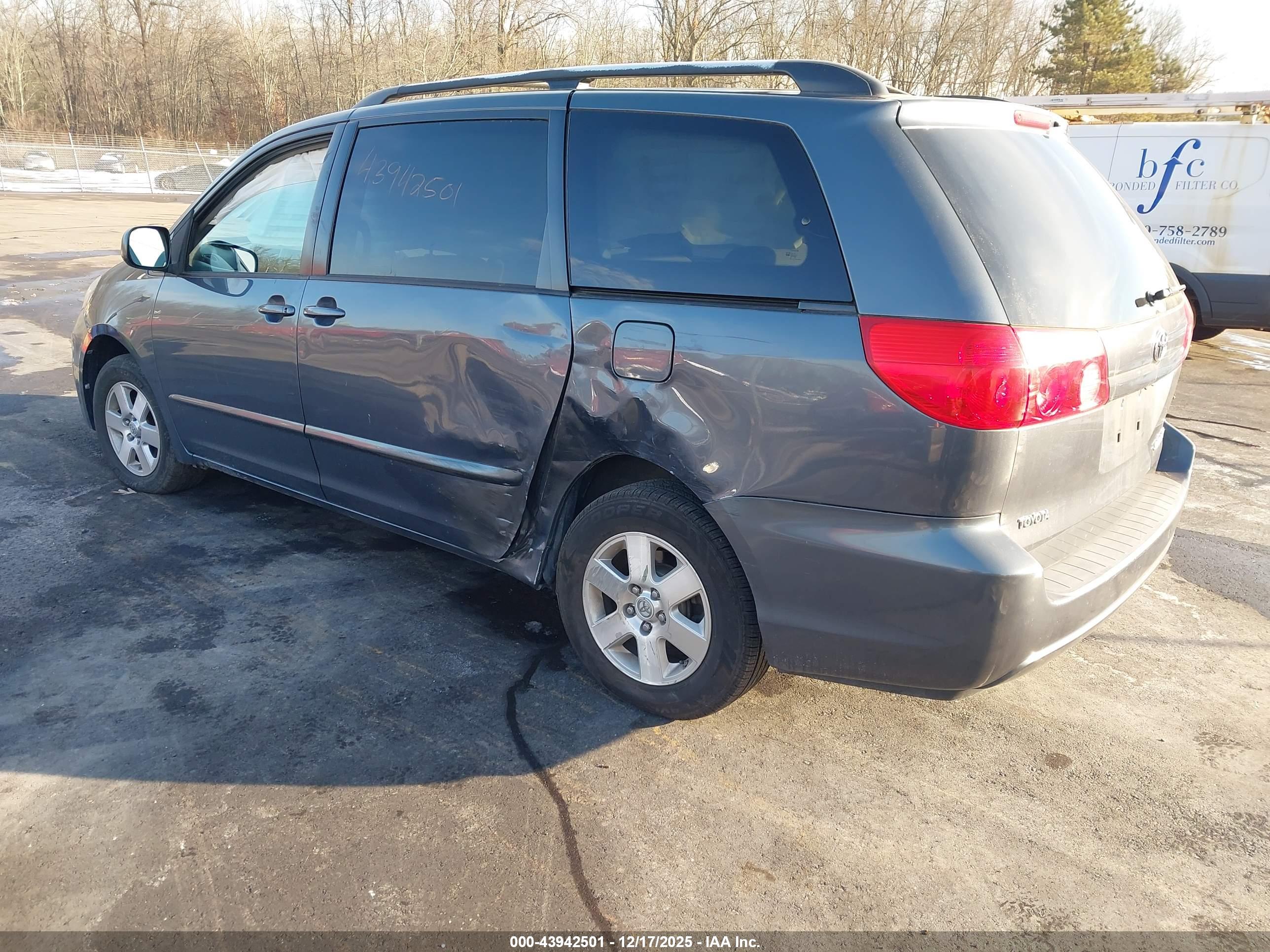 TOYOTA SIENNA image 3