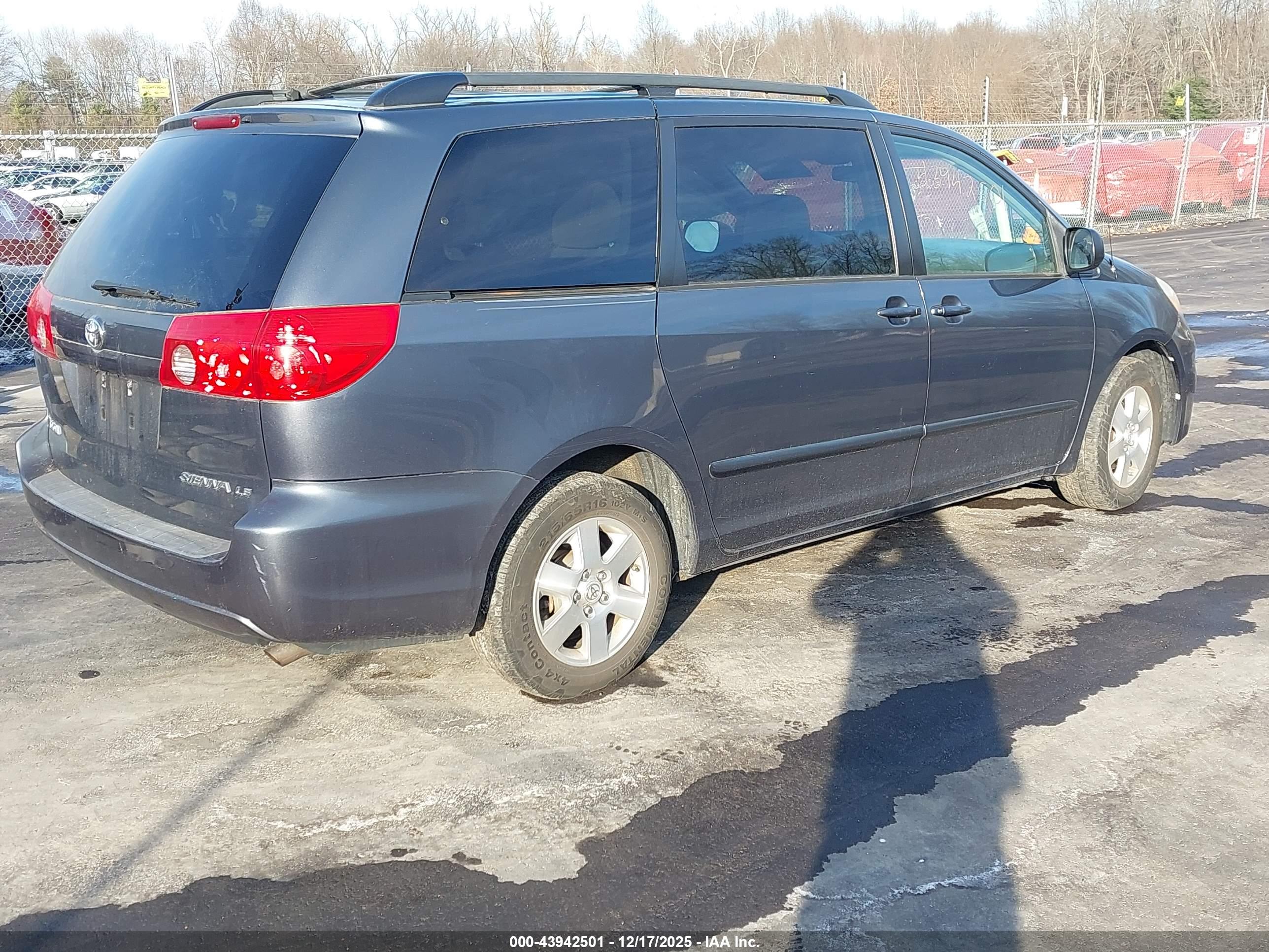 TOYOTA SIENNA image 4