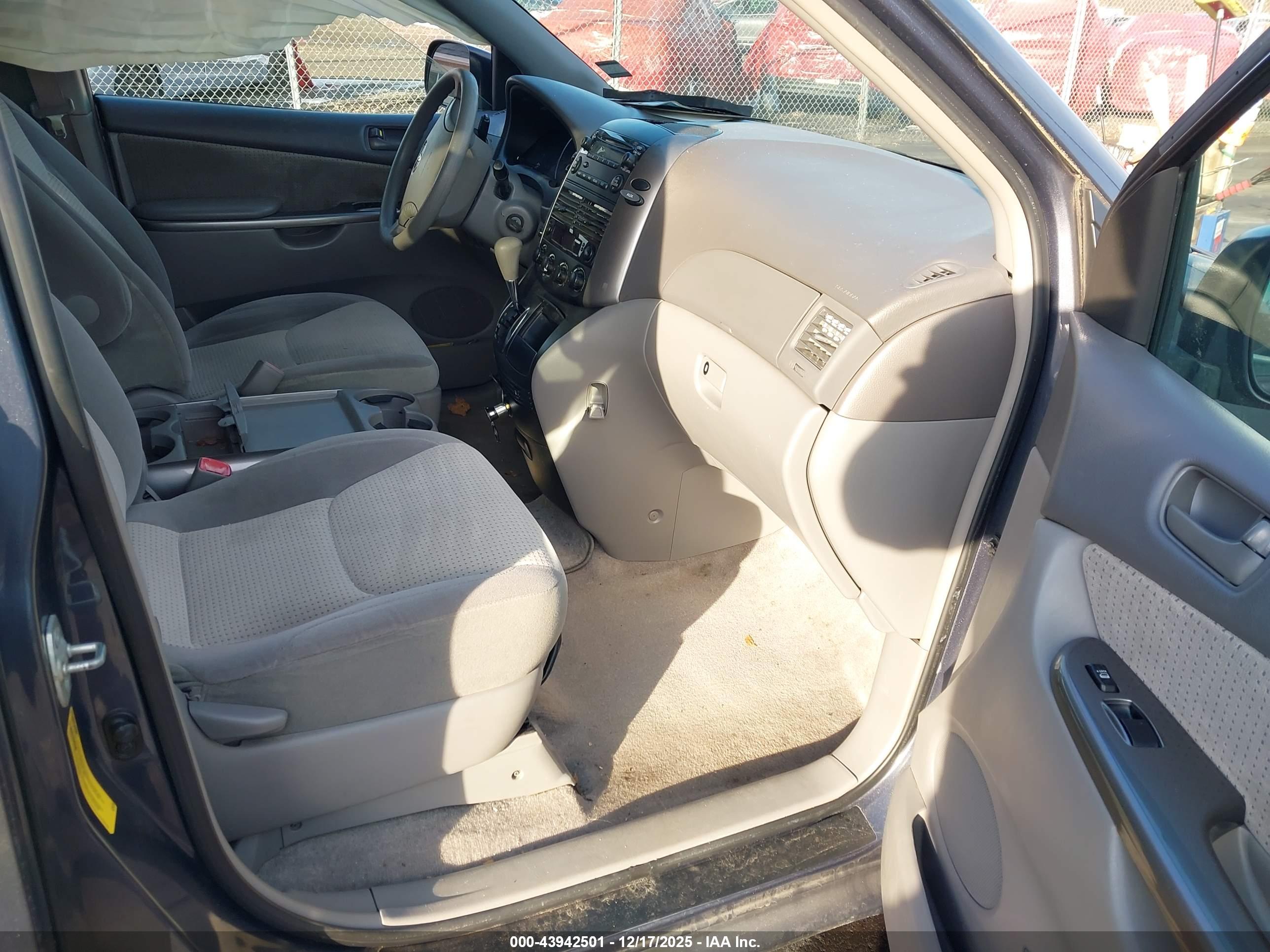 TOYOTA SIENNA image 5