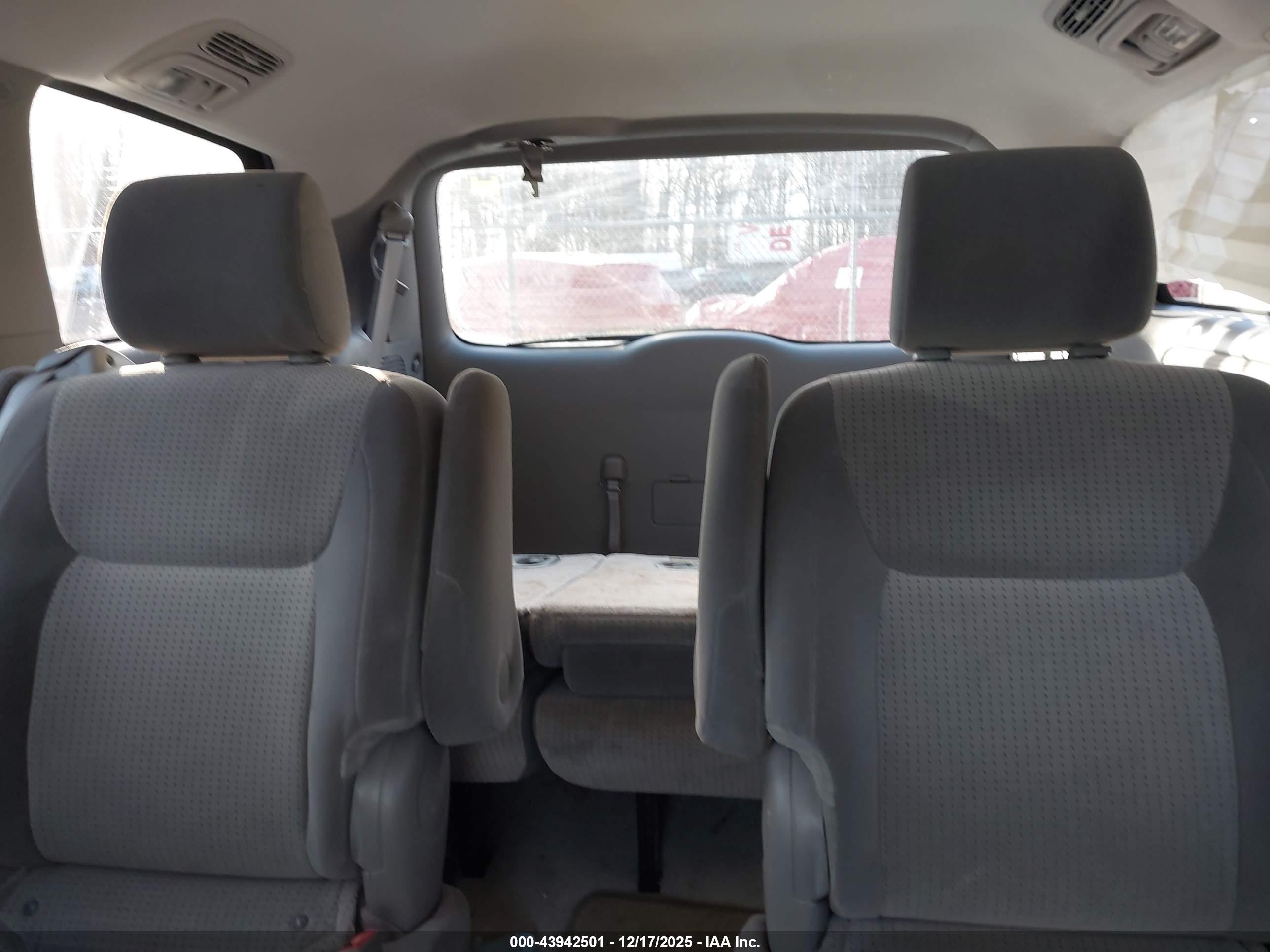 TOYOTA SIENNA image 8