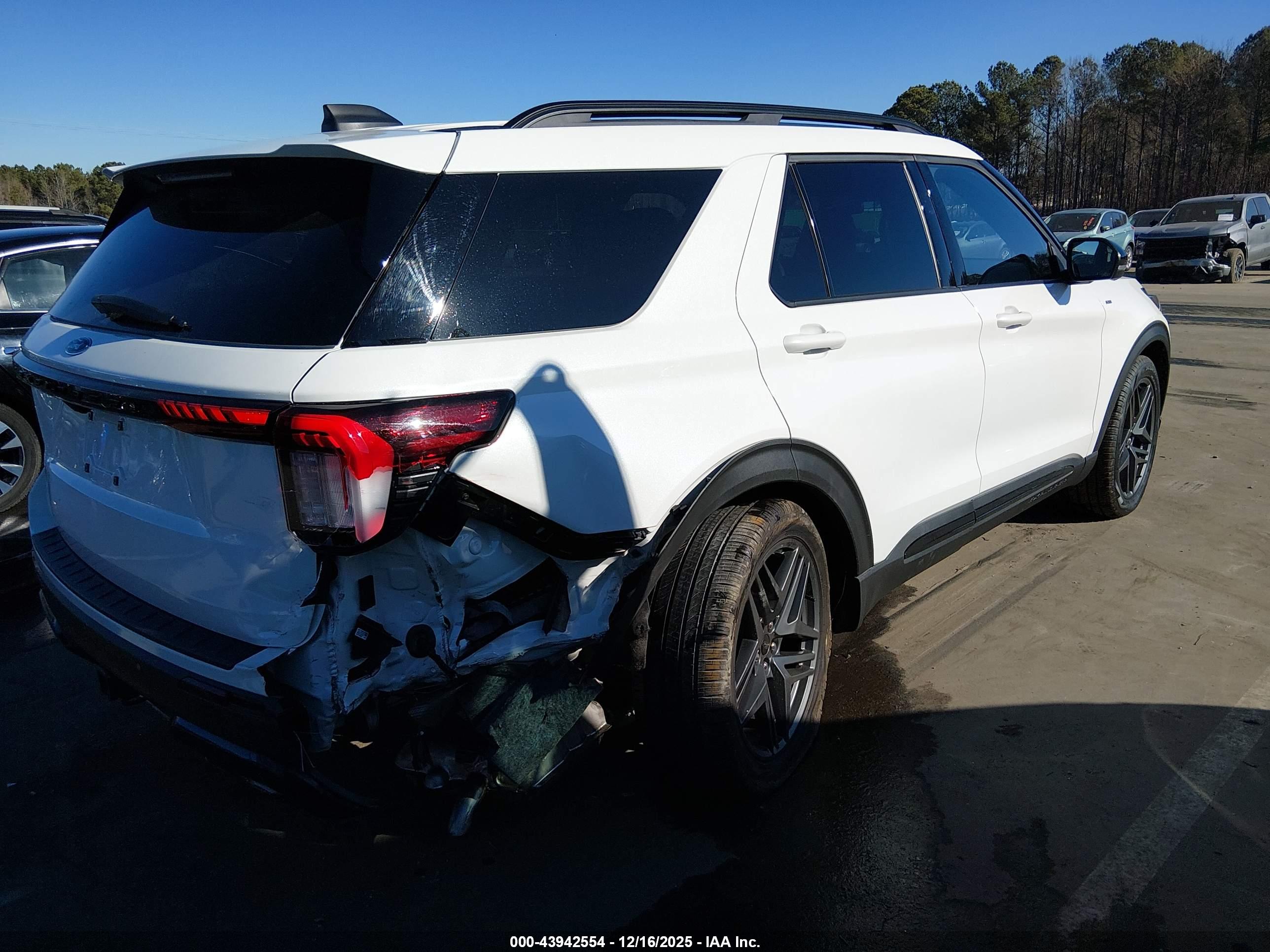 FORD EXPLORER image 4