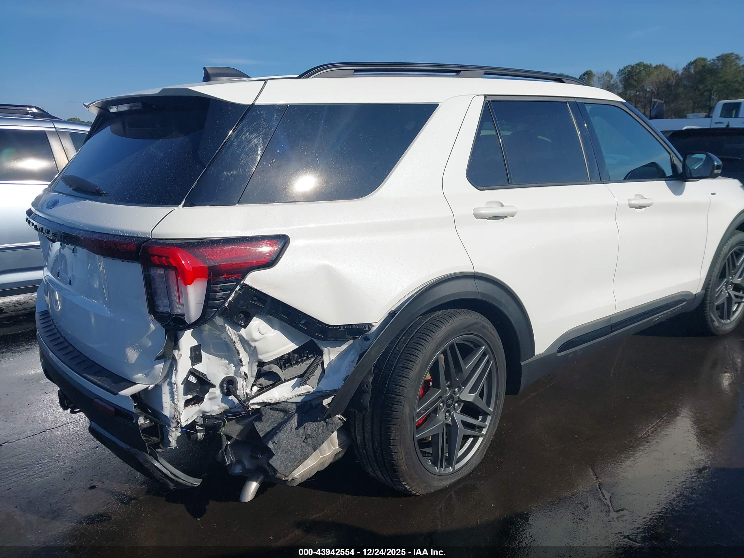 FORD EXPLORER image 6