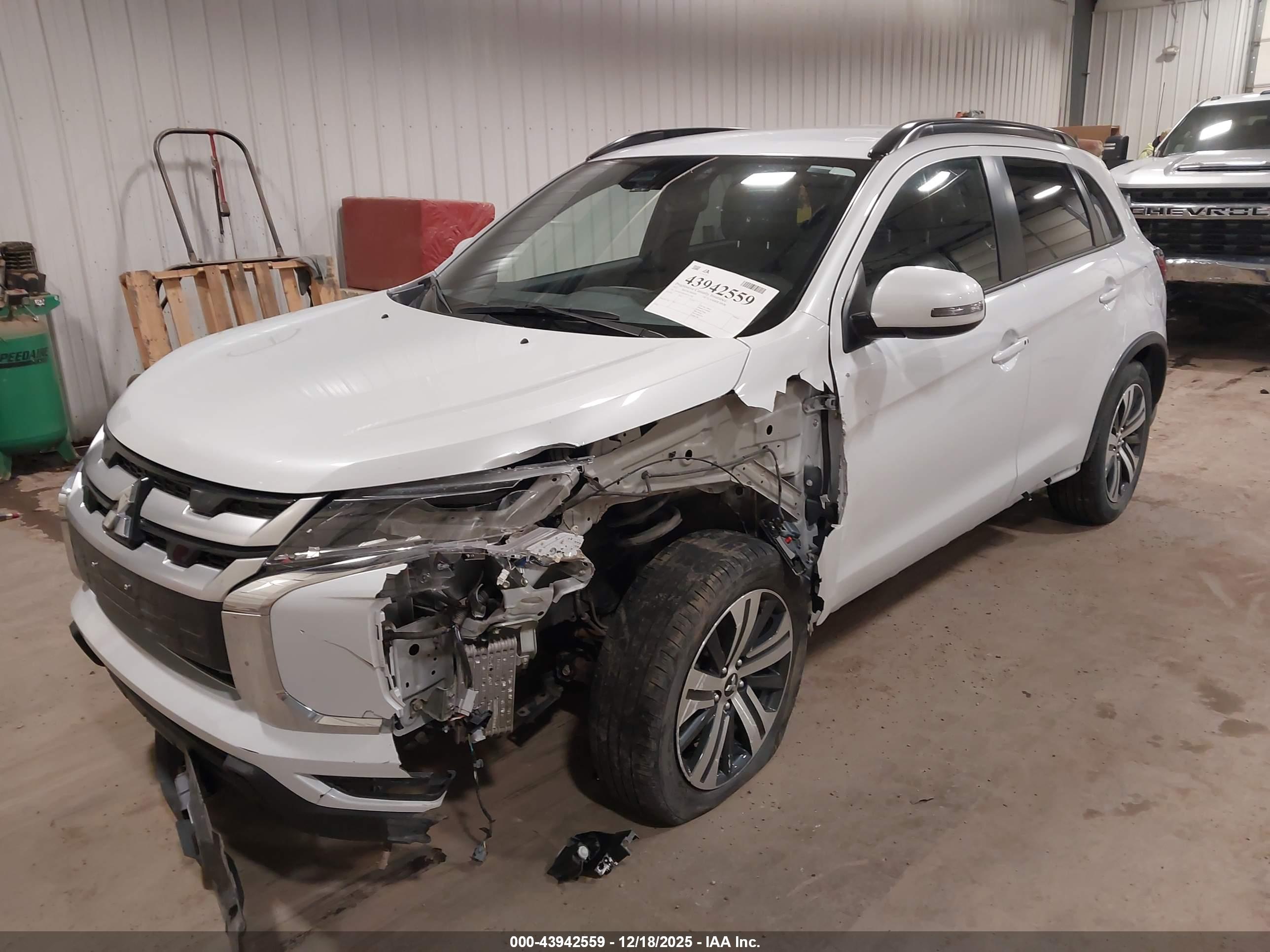 MITSUBISHI OUTLANDER image 2