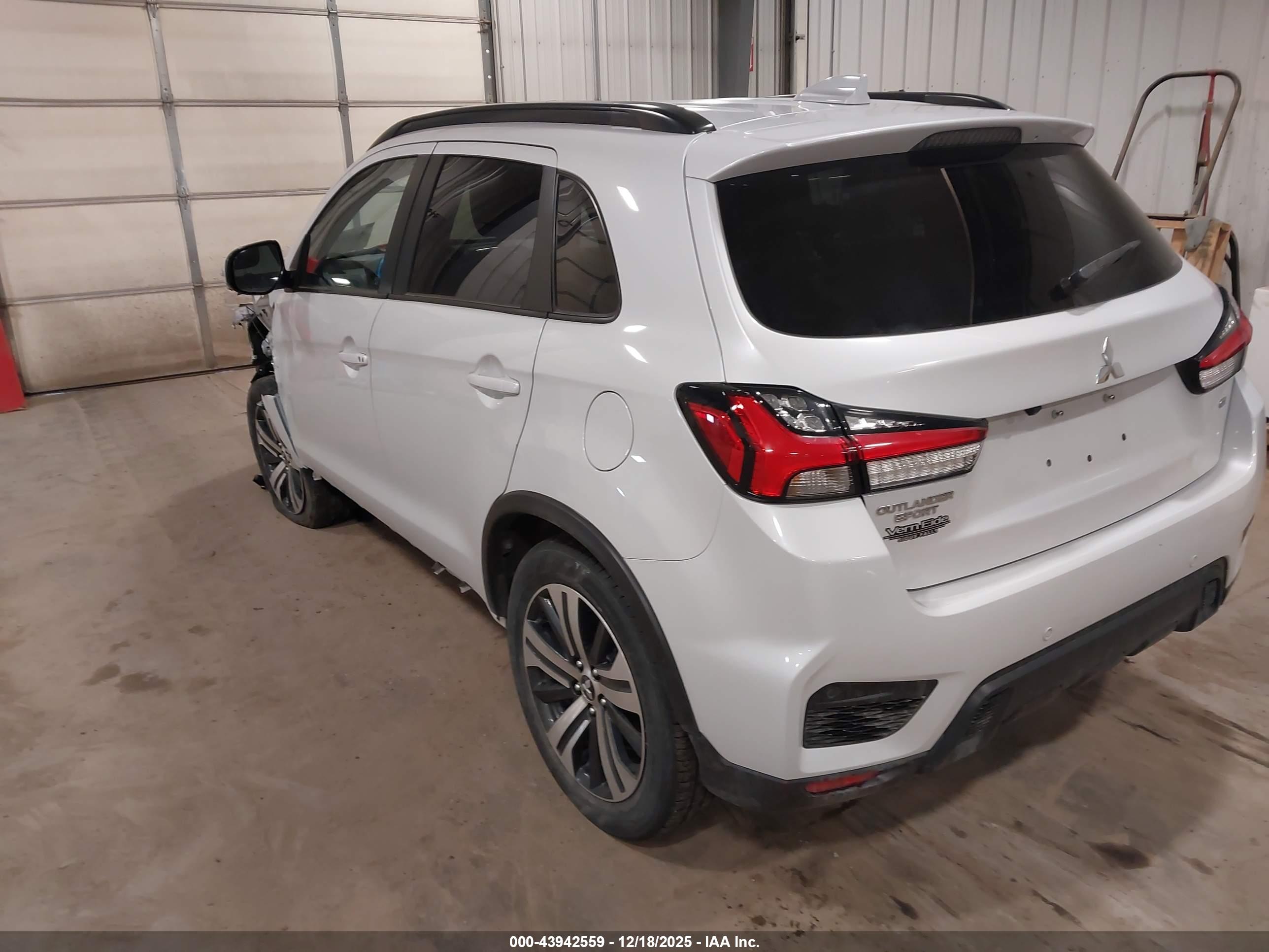 MITSUBISHI OUTLANDER image 3