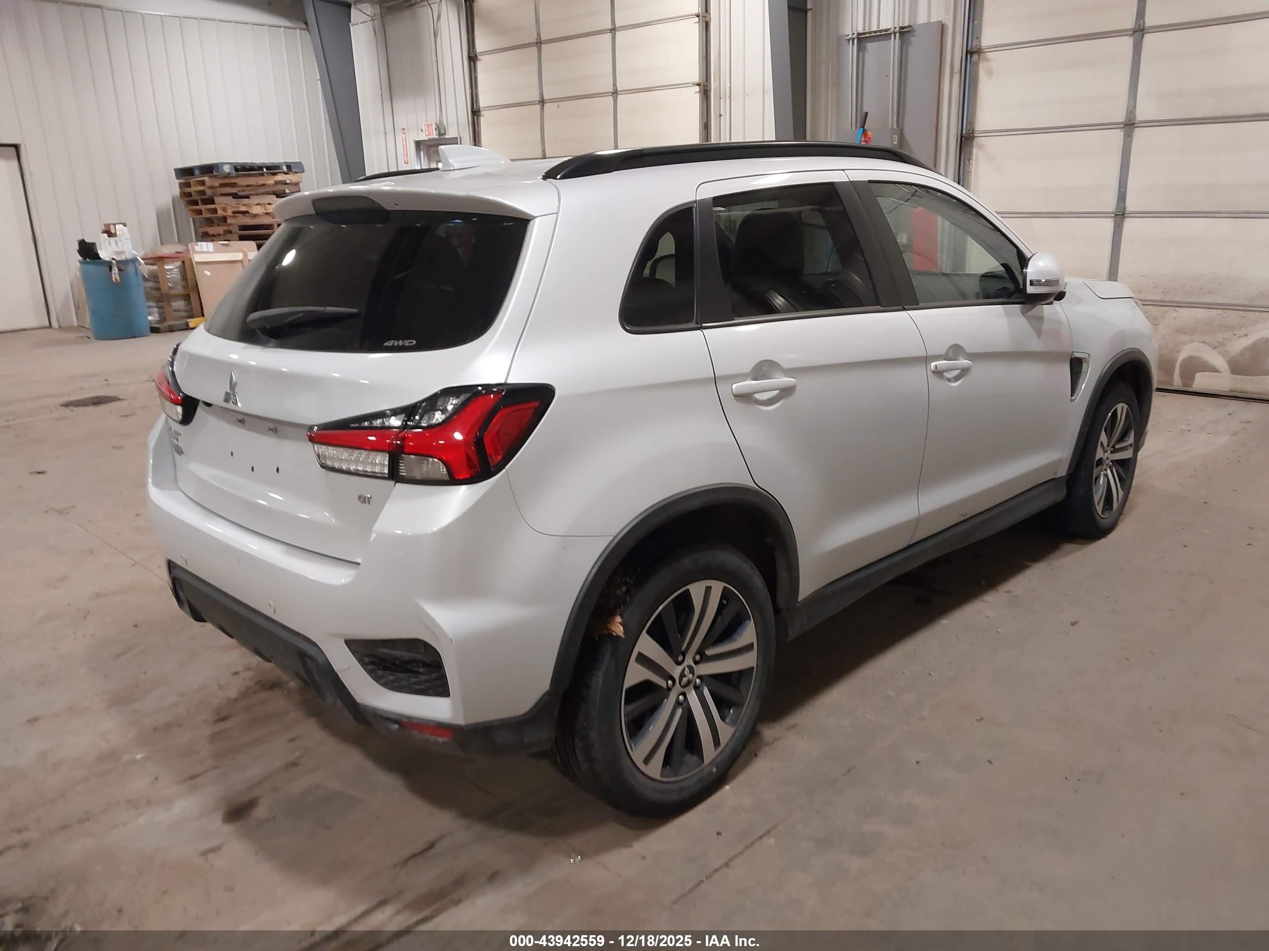 MITSUBISHI OUTLANDER image 4