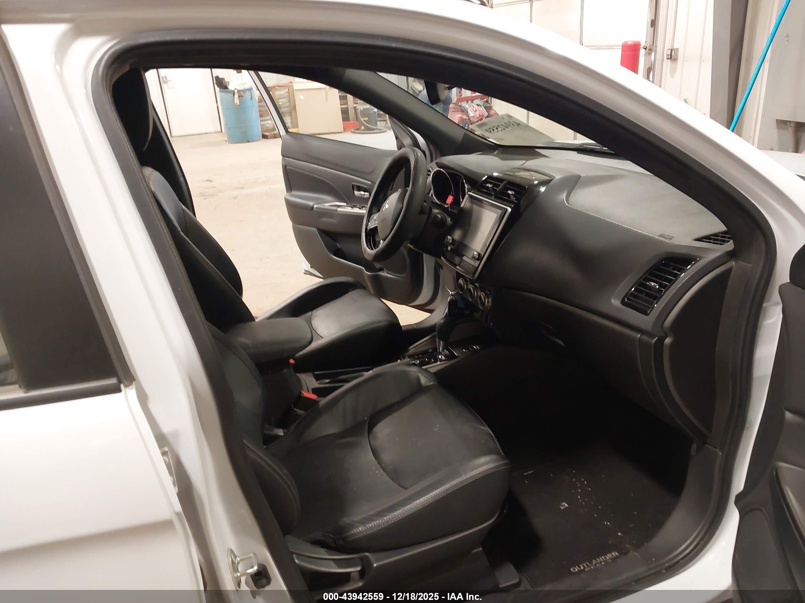 MITSUBISHI OUTLANDER image 5