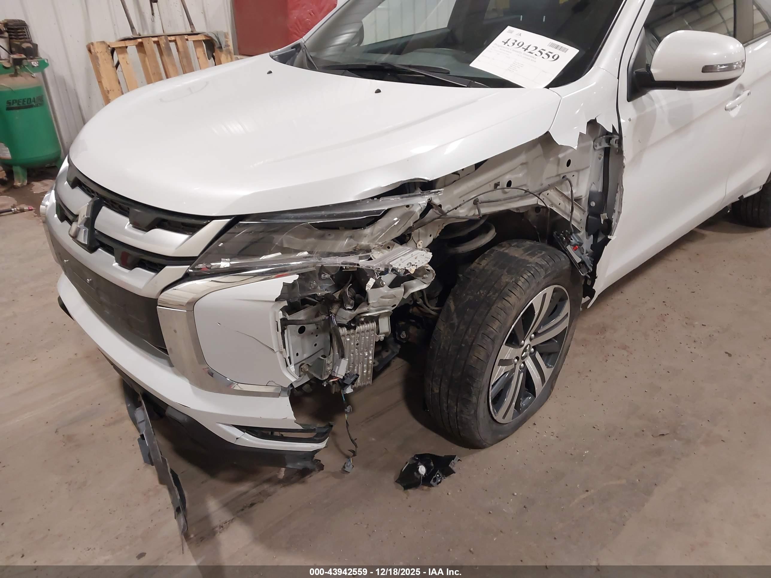 MITSUBISHI OUTLANDER image 6
