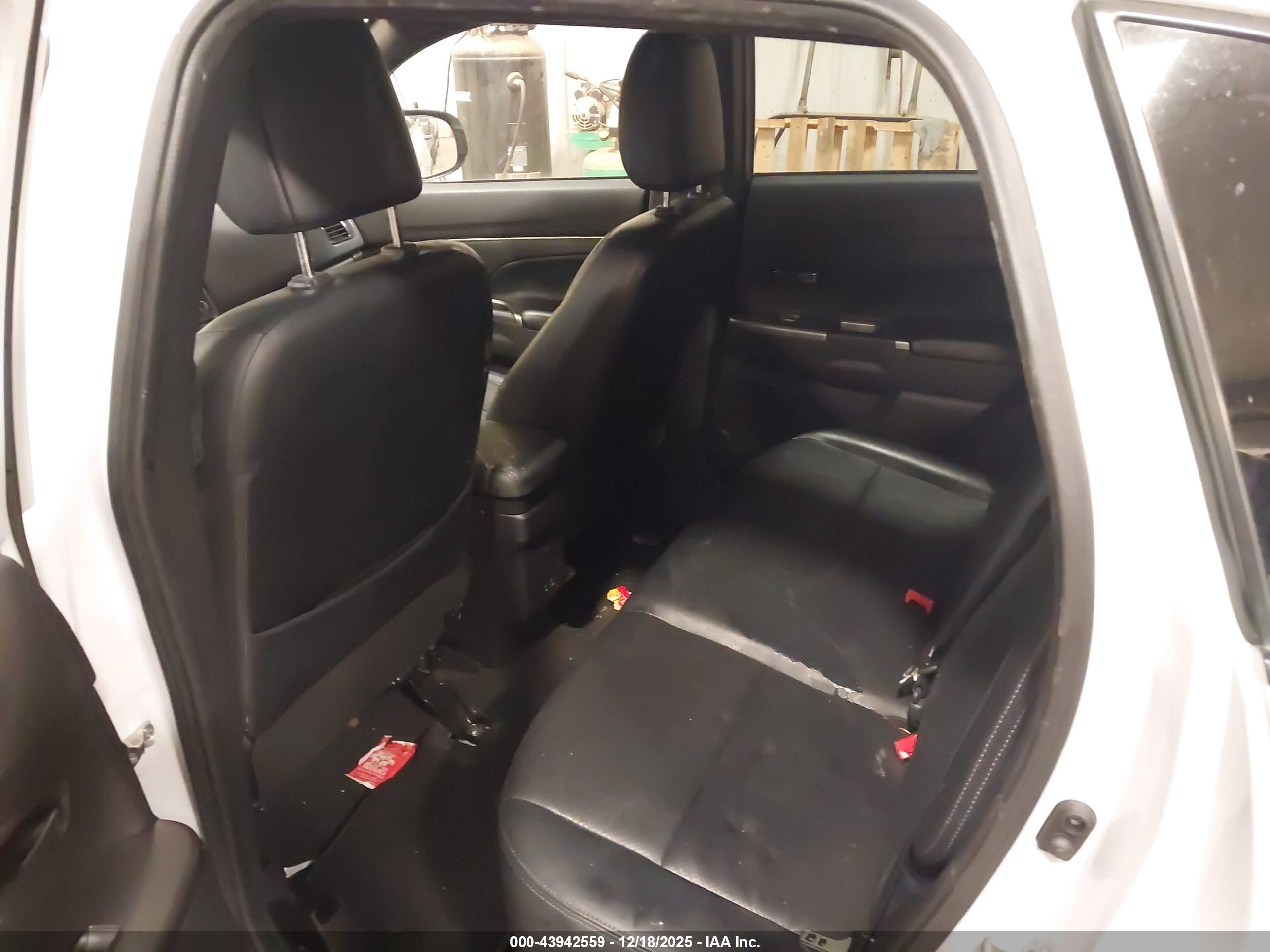 MITSUBISHI OUTLANDER image 8