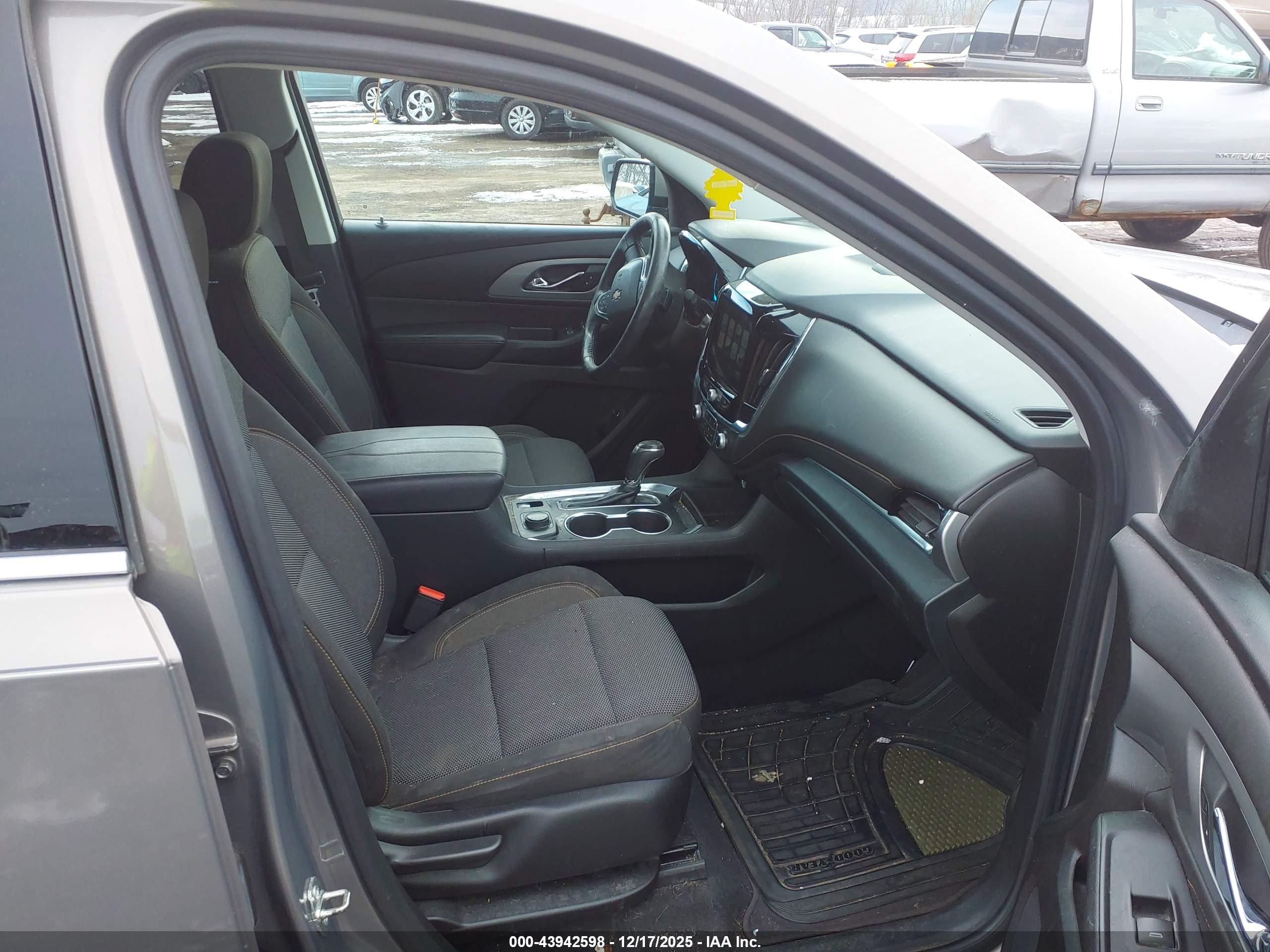 CHEVROLET TRAVERSE image 5
