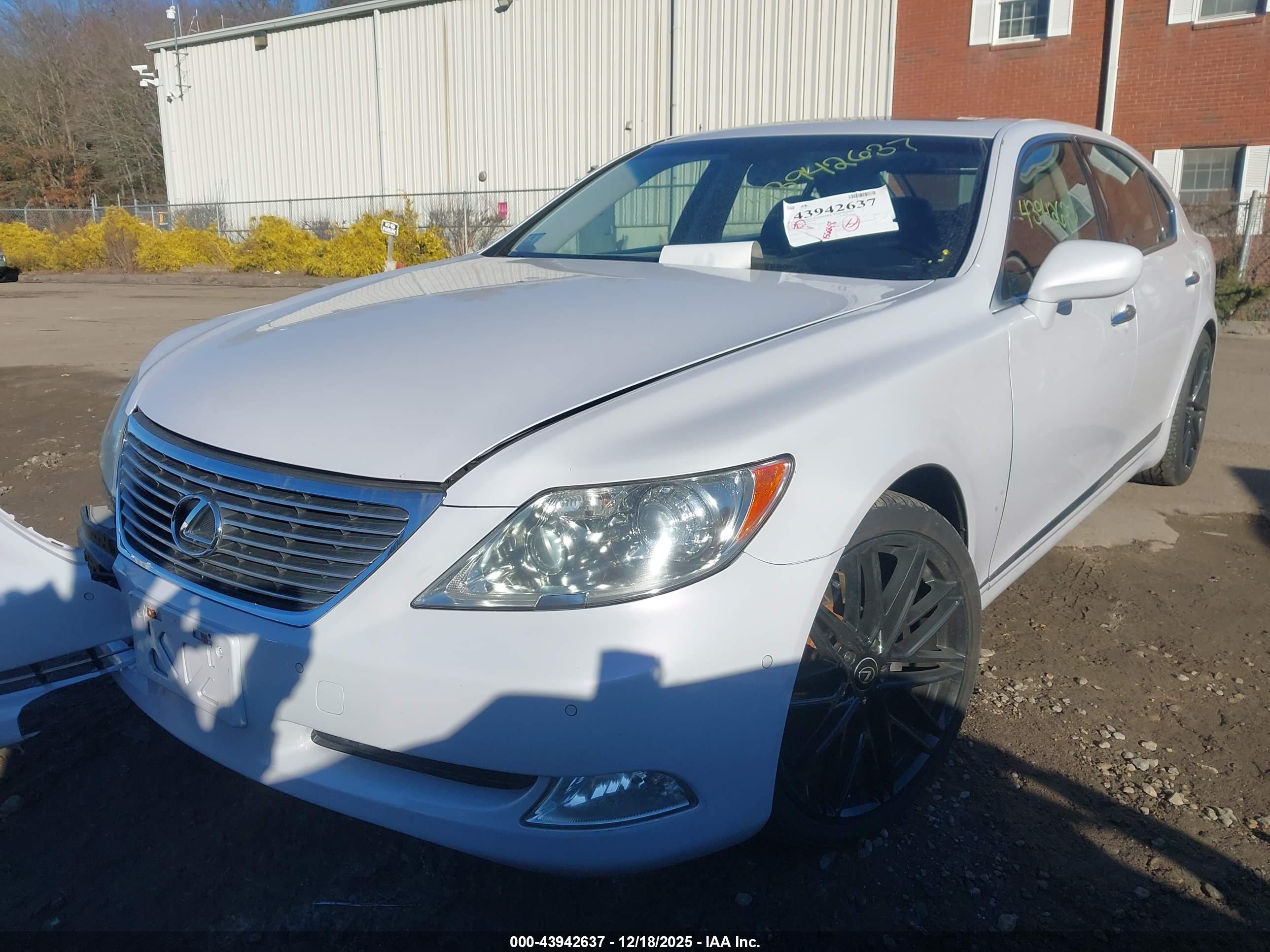 LEXUS LS image 2
