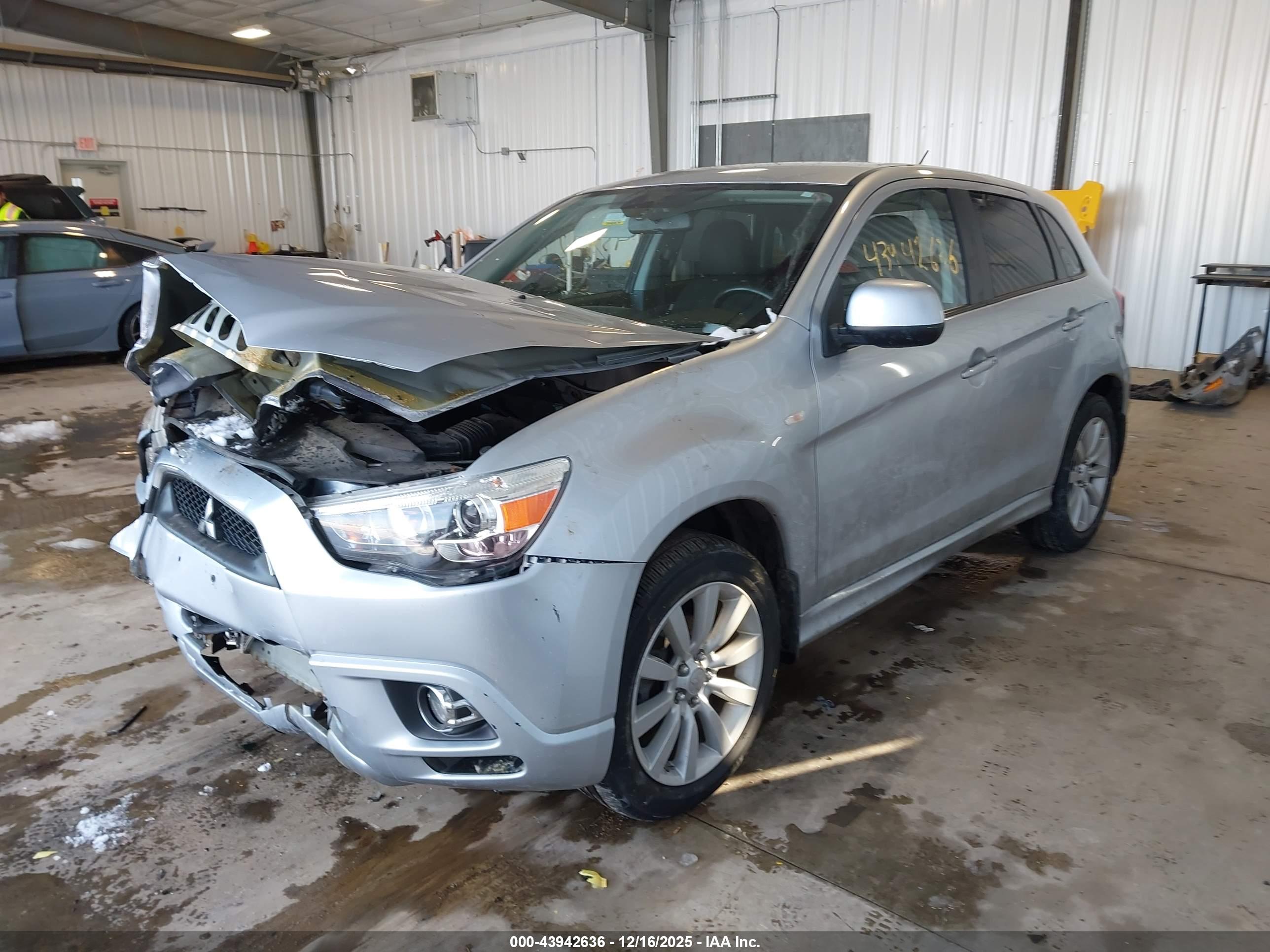 MITSUBISHI OUTLANDER image 2