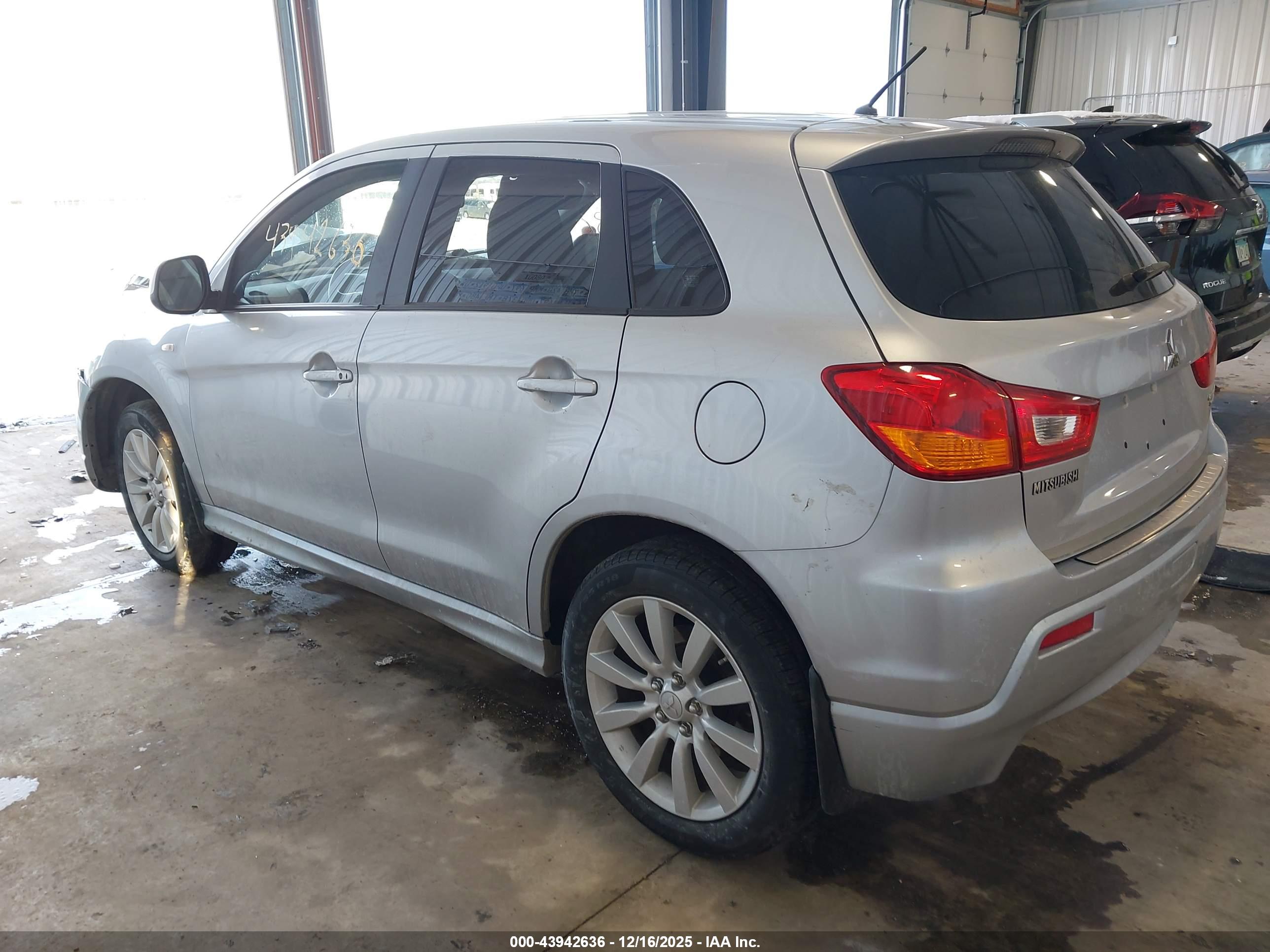MITSUBISHI OUTLANDER image 3