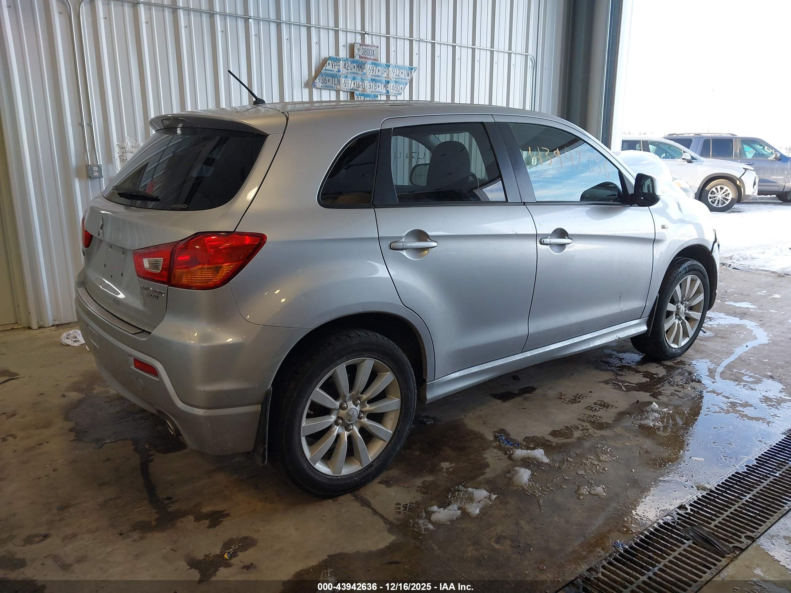 MITSUBISHI OUTLANDER image 4