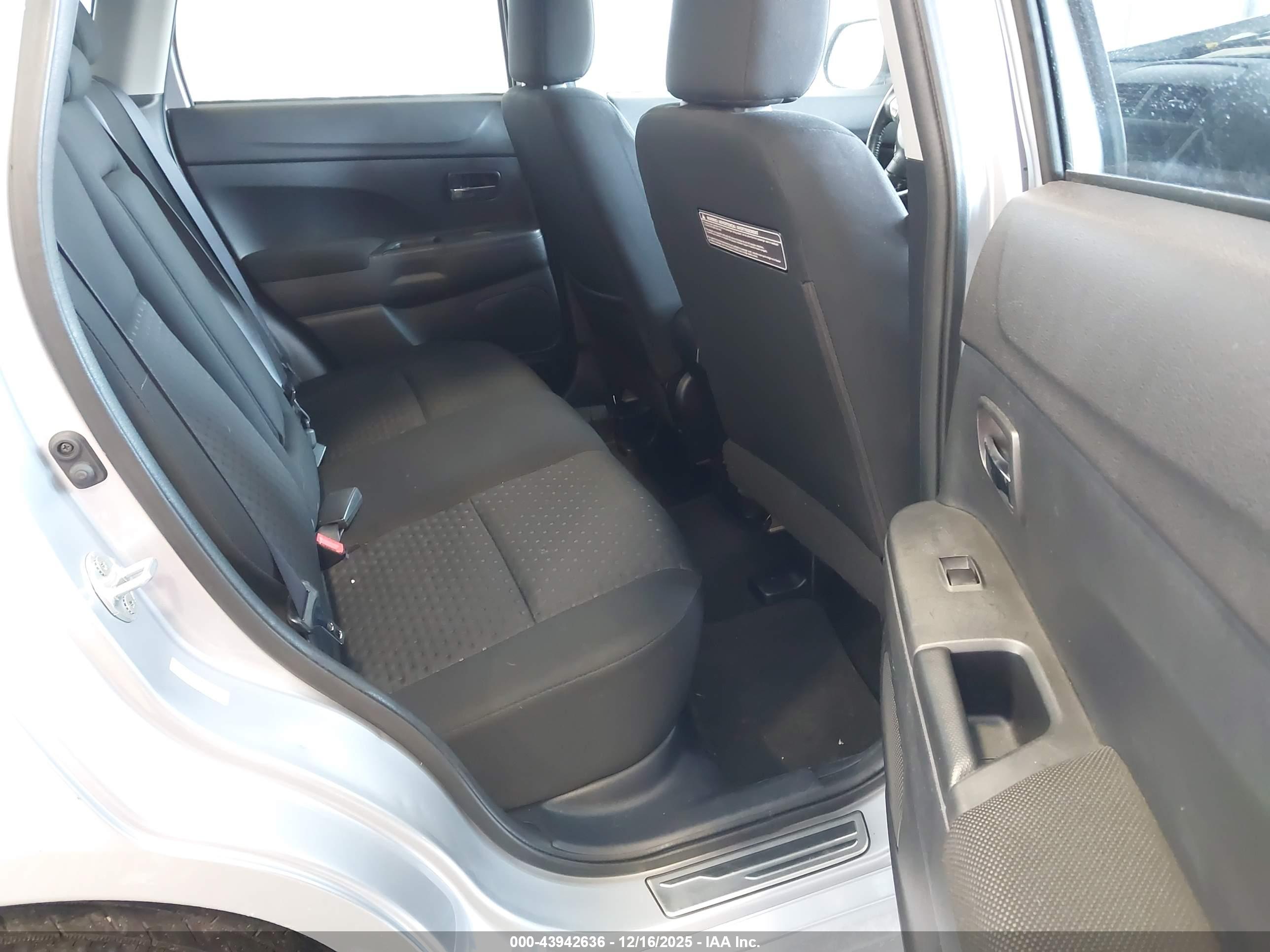 MITSUBISHI OUTLANDER image 8
