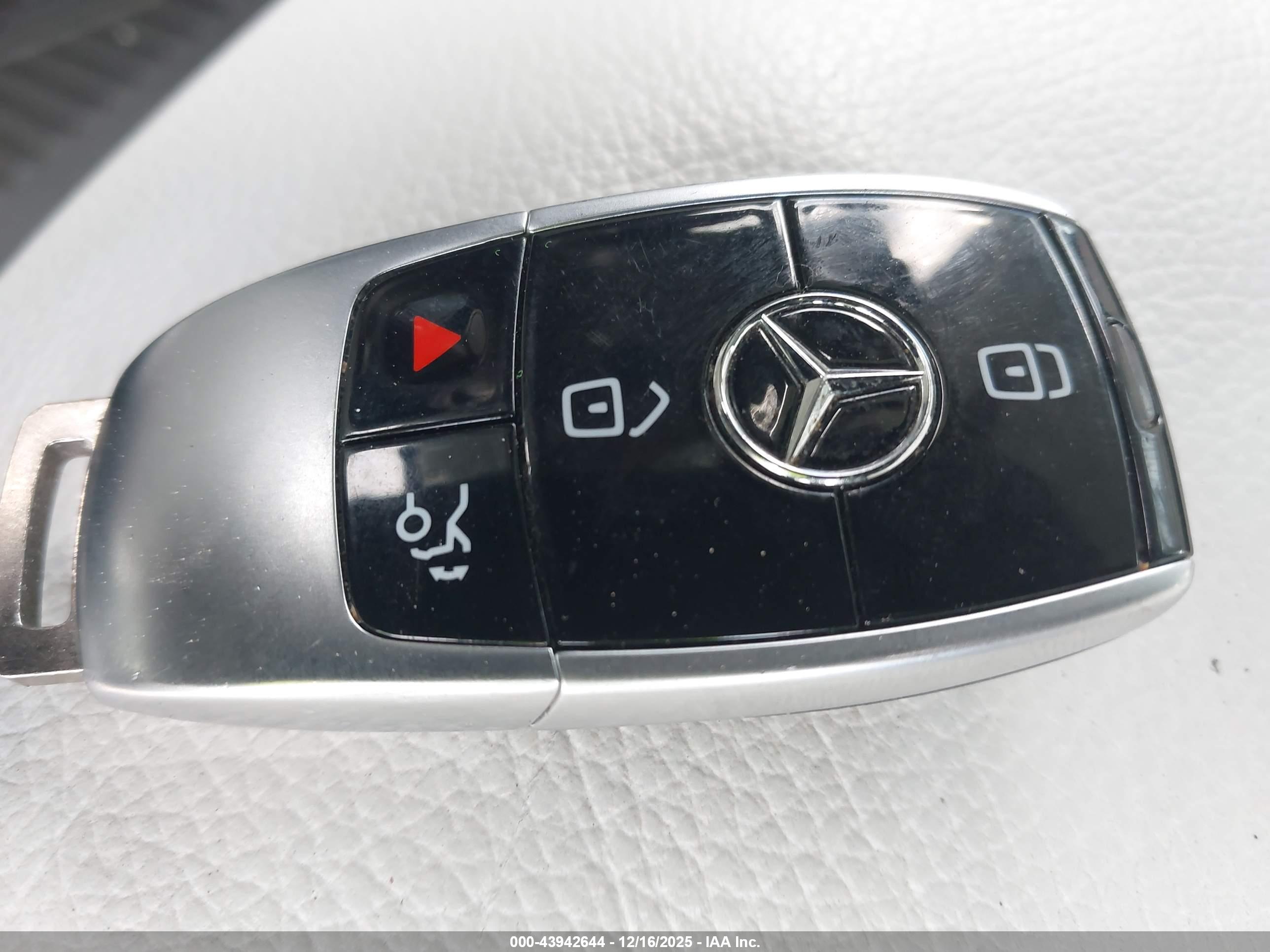 MERCEDES-BENZ E image 11