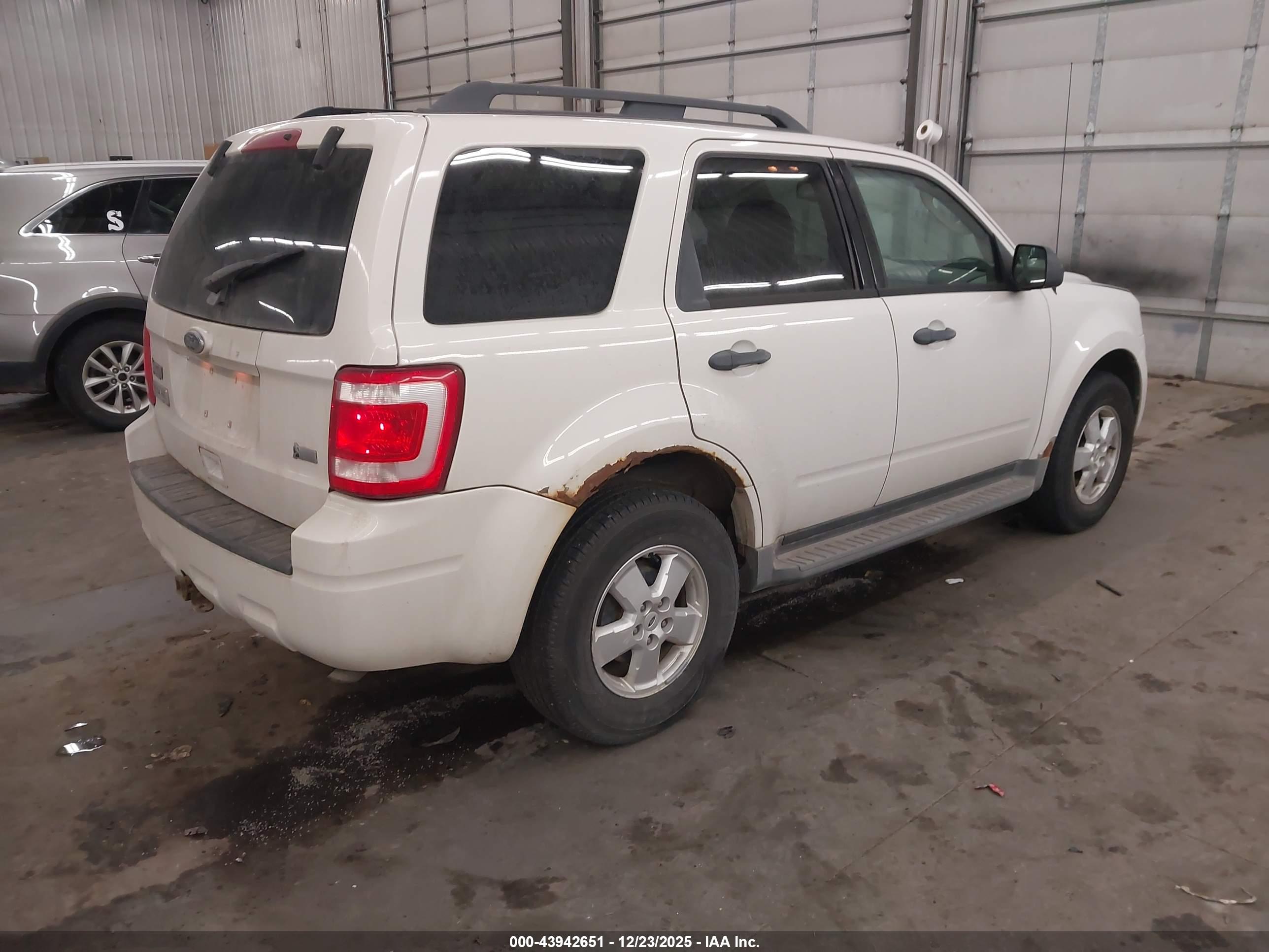 FORD ESCAPE image 4