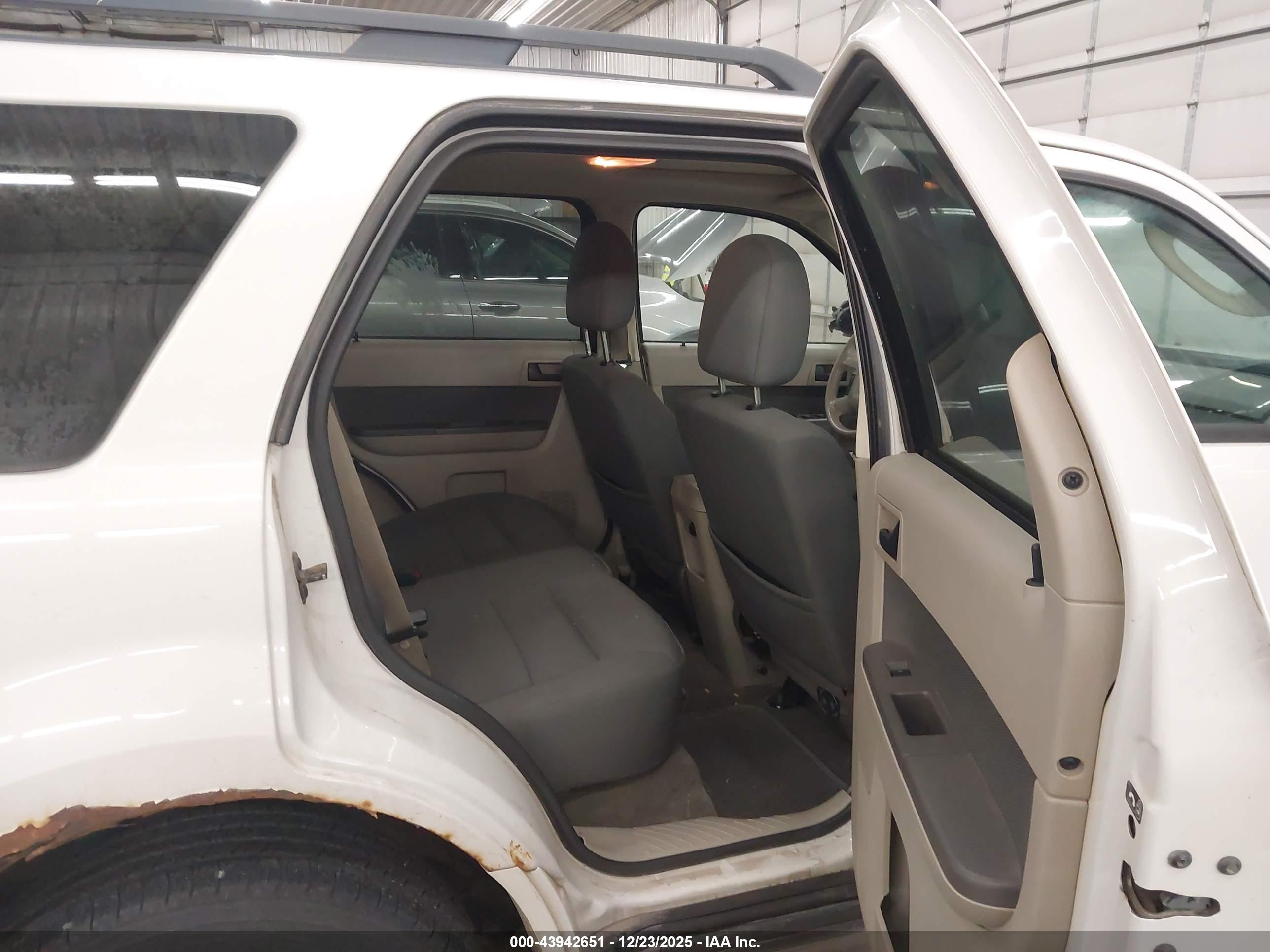 FORD ESCAPE image 8