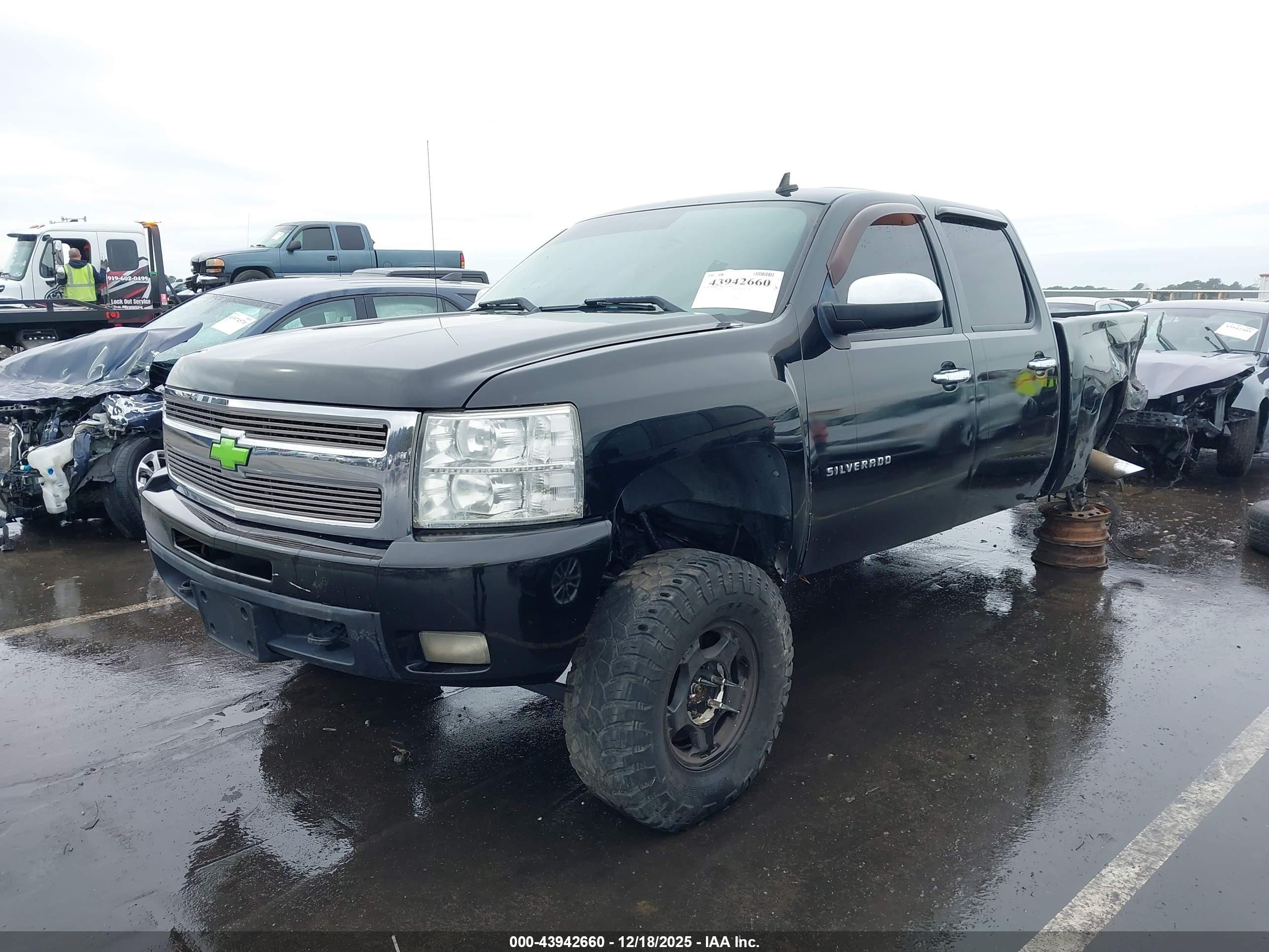 CHEVROLET SILVERADO image 2