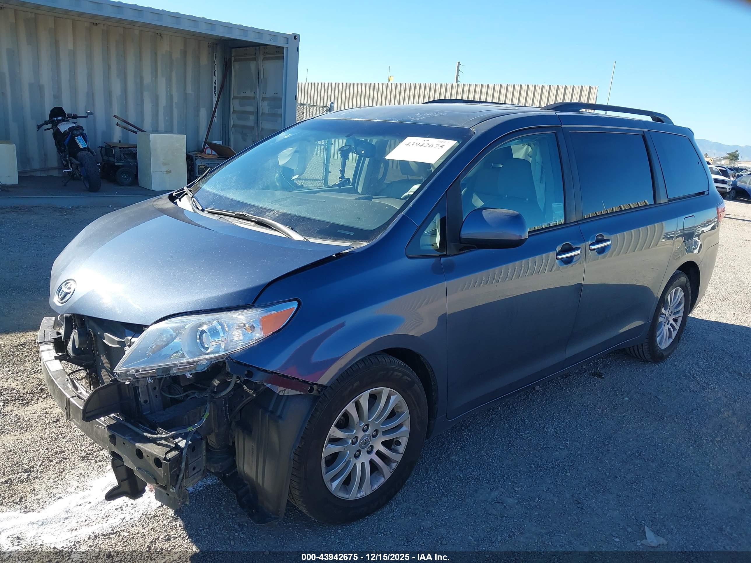 TOYOTA SIENNA image 2