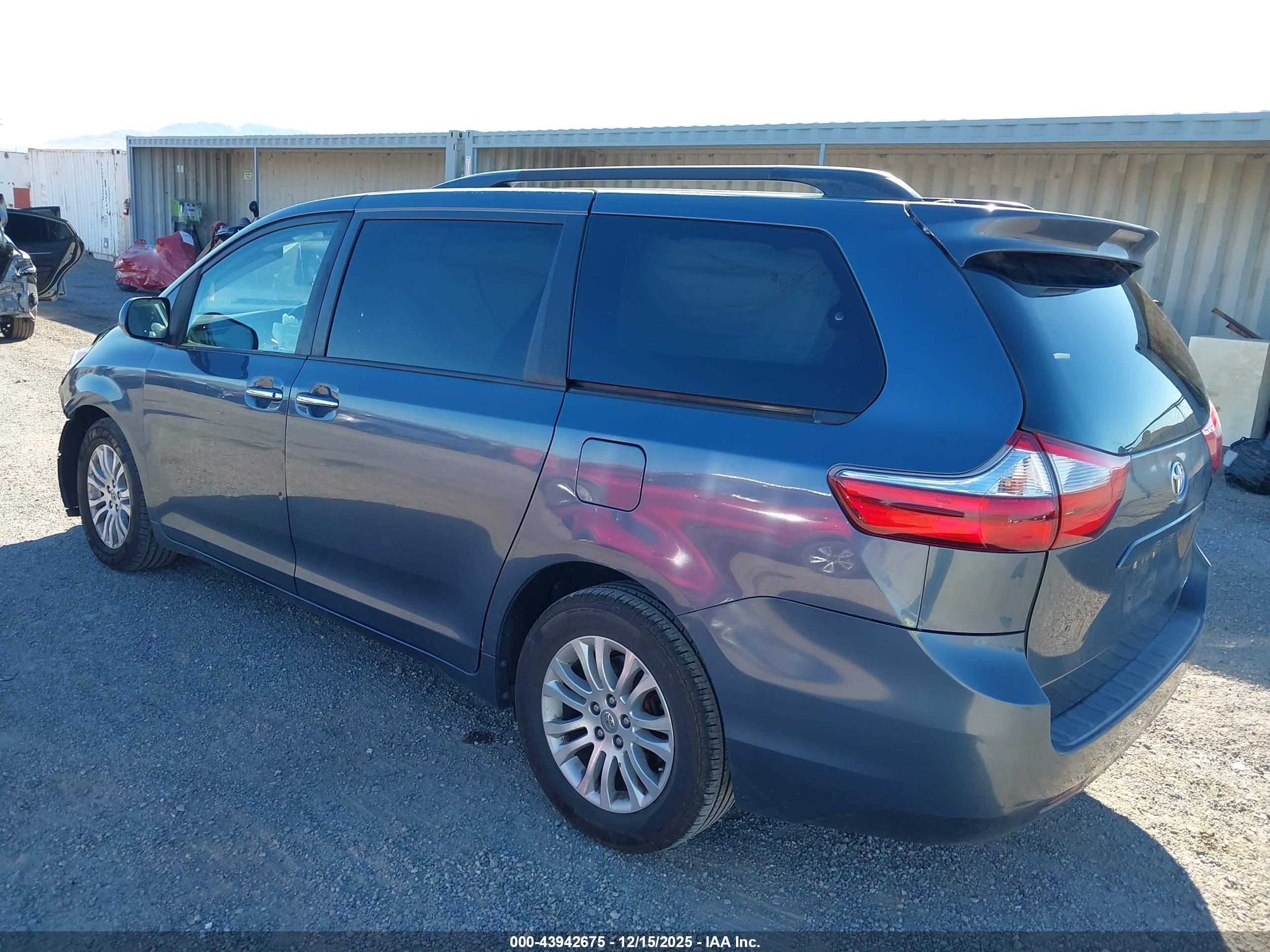 TOYOTA SIENNA image 3