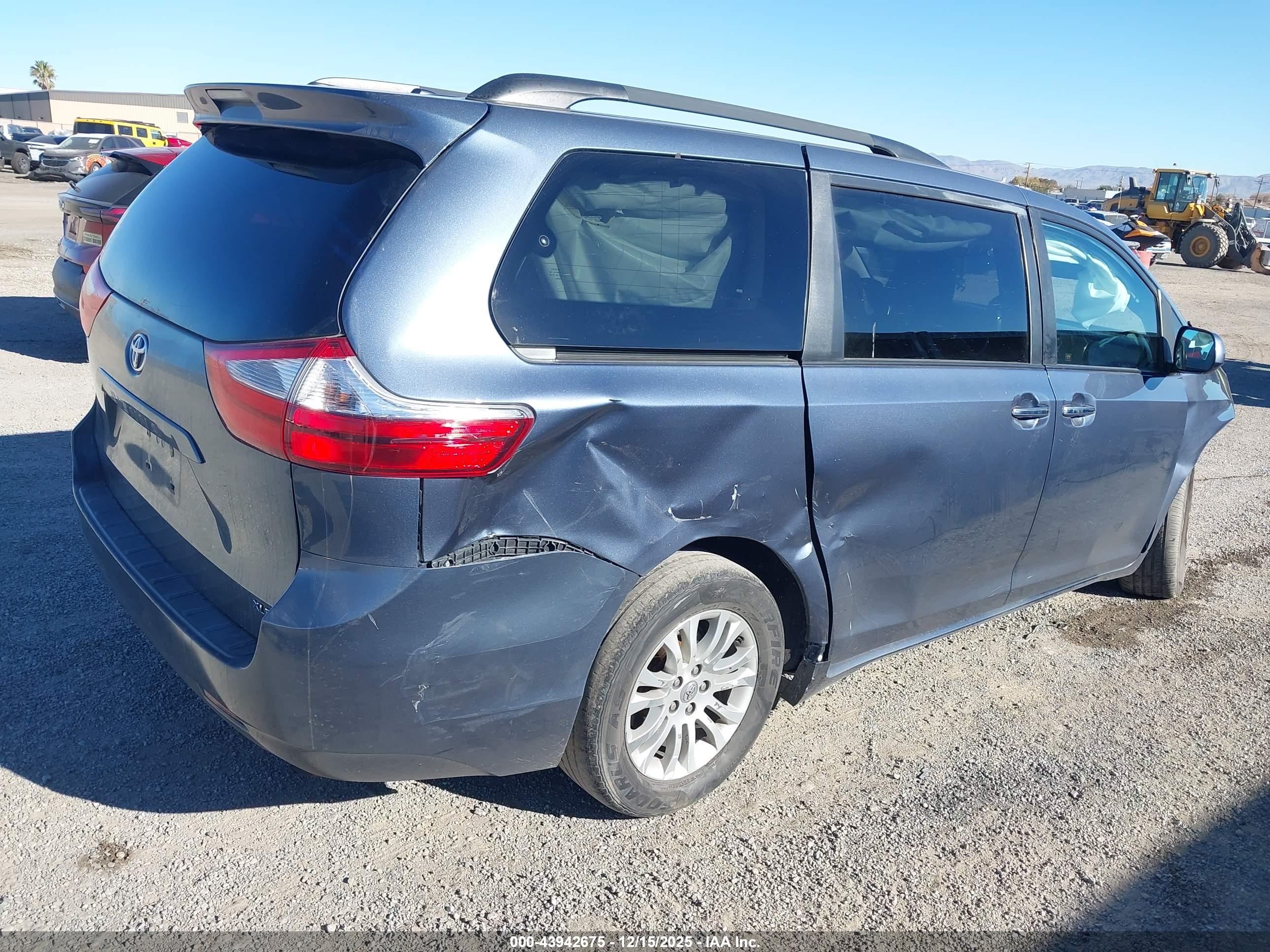 TOYOTA SIENNA image 4
